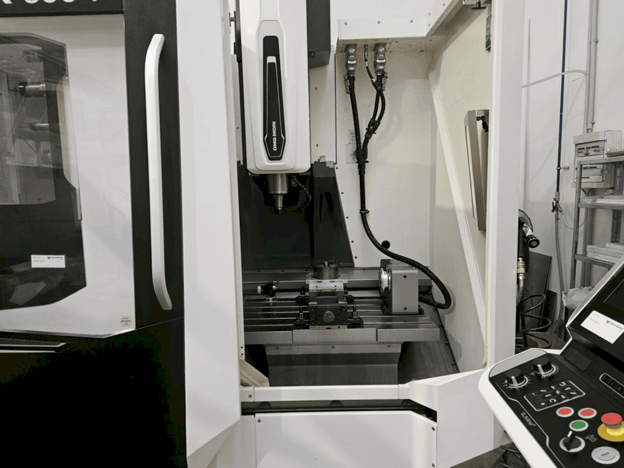 Makine  DMG MORI CMX 600 V - Önden görünüm