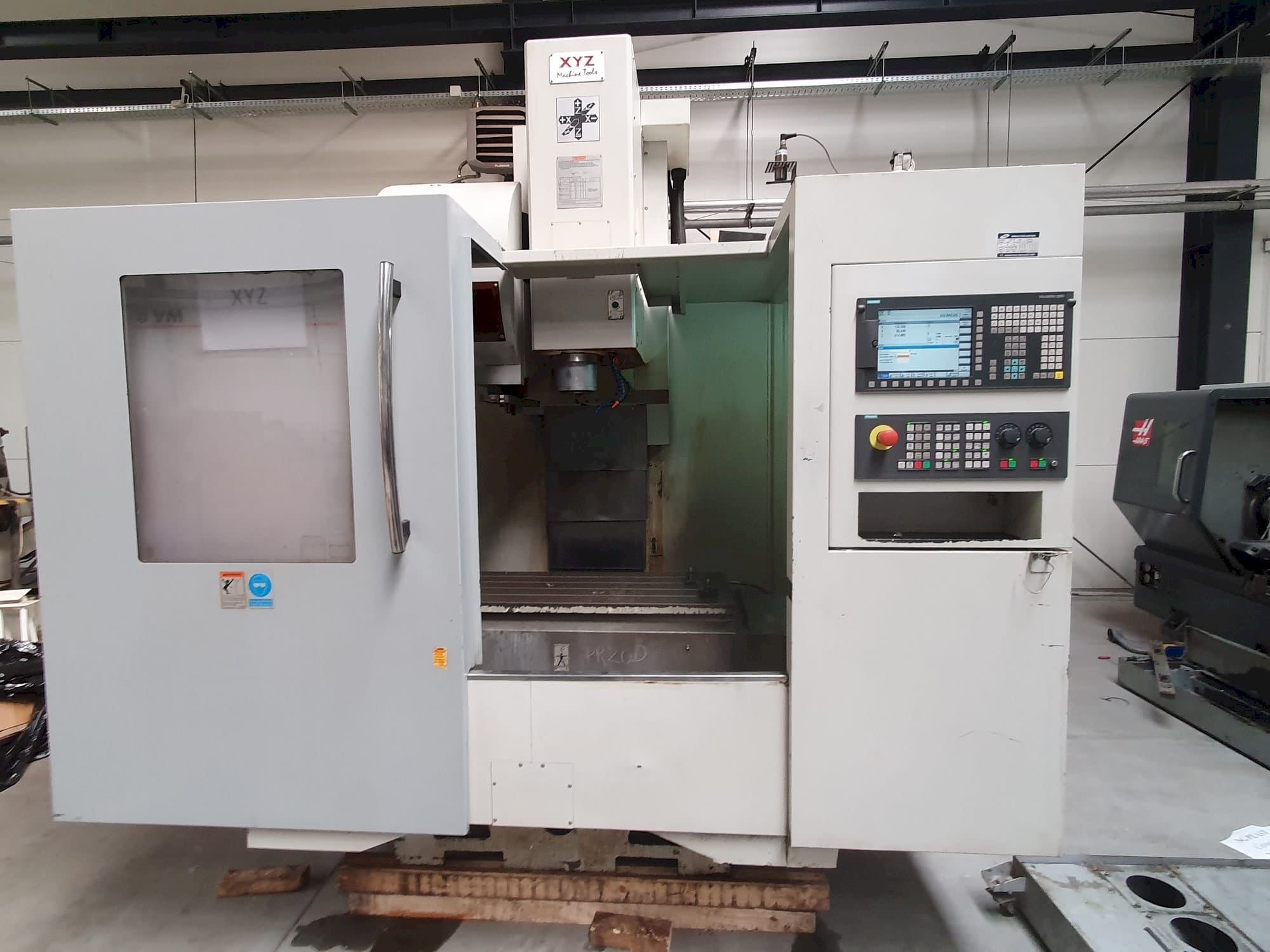Makine XYZ 1020 VMC - Önden görünüm