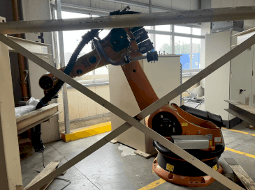 Makine KUKA KR-240-2 - Önden görünüm