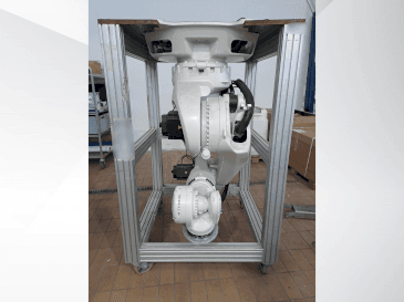 Makine KUKA KR270 R2700 C ultra MED (2015) - Önden görünüm
