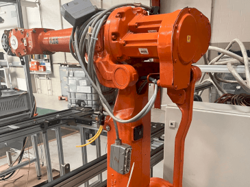 Makine ABB IRB 2400 M2004 - Önden görünüm