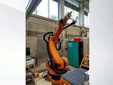 Makine KUKA KR 240-2 2000 - Önden görünüm