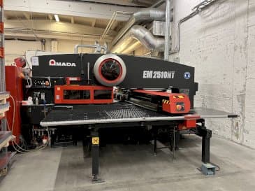 Makine AMADA EM2510NT - Önden görünüm