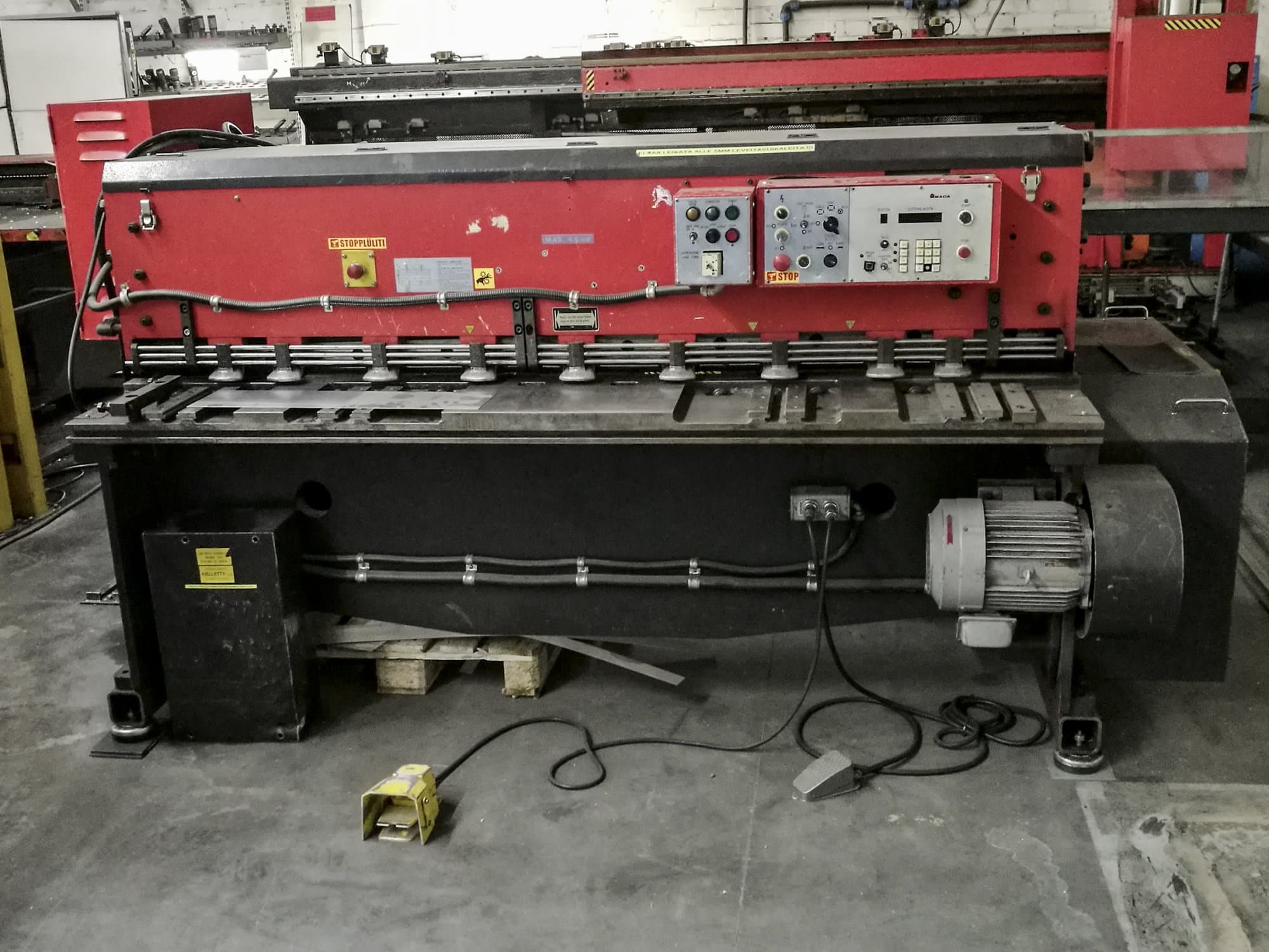 Makine AMADA - Önden görünüm M-2045