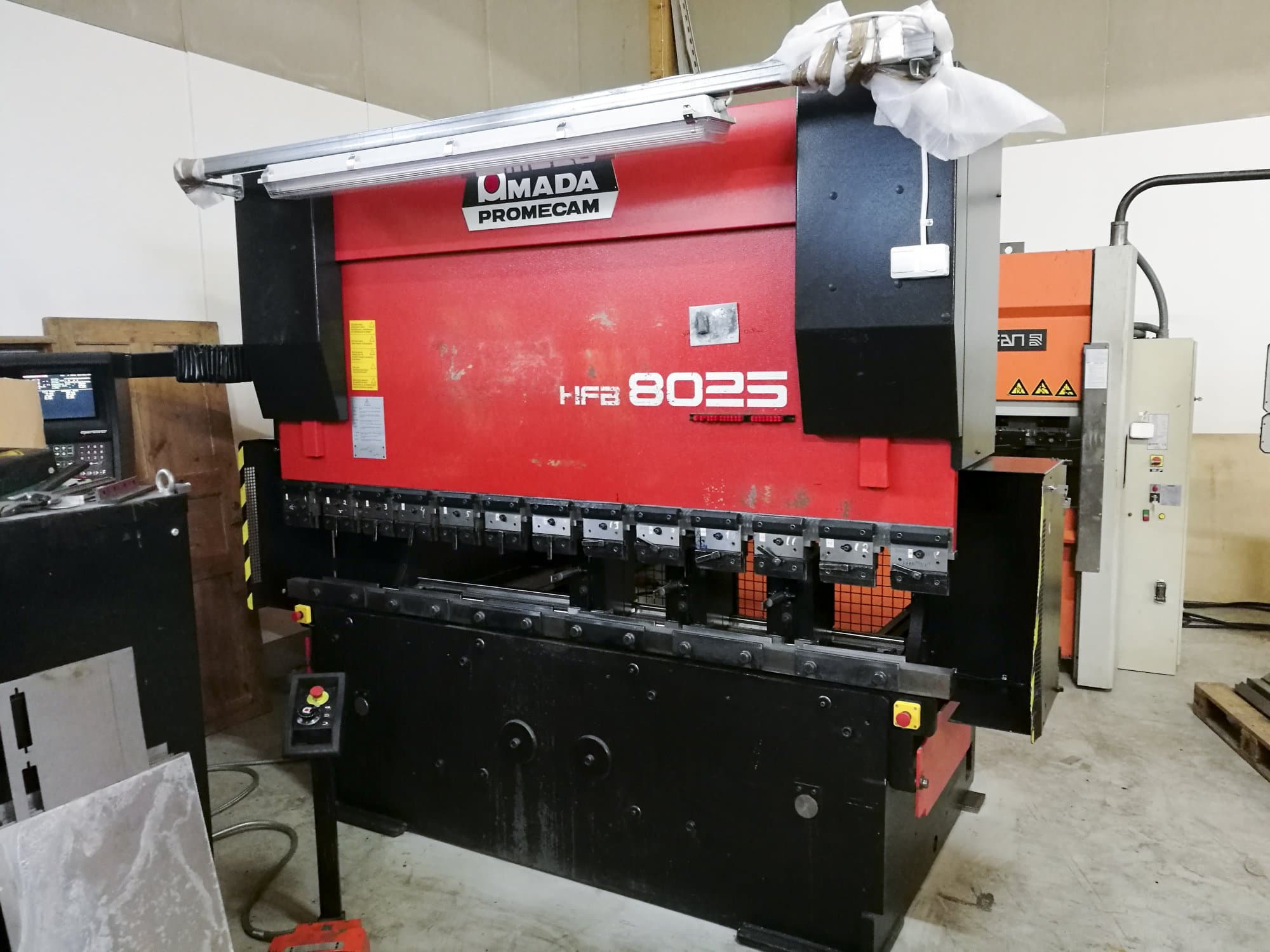 Makine AMADA - Arkadan görünüm HFB 80-25