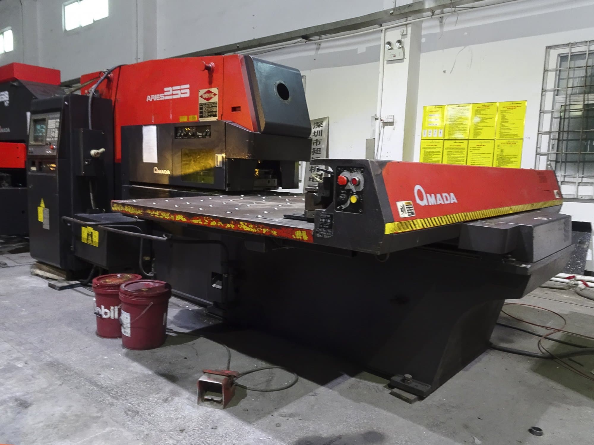 Makine  1 AMADA - Sağdan görünüm ARIES 255