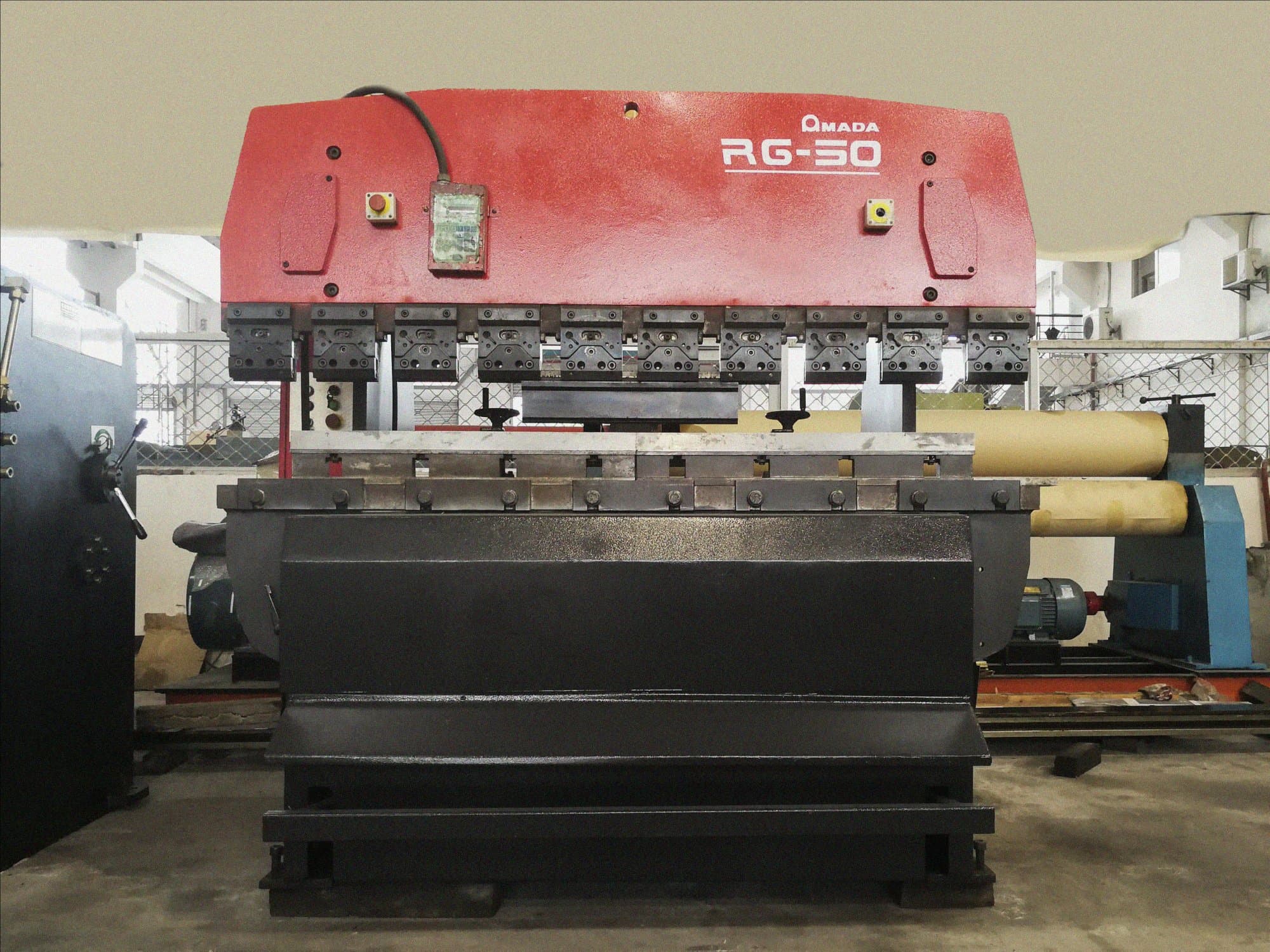 Makine AMADA - Önden görünüm RG-50