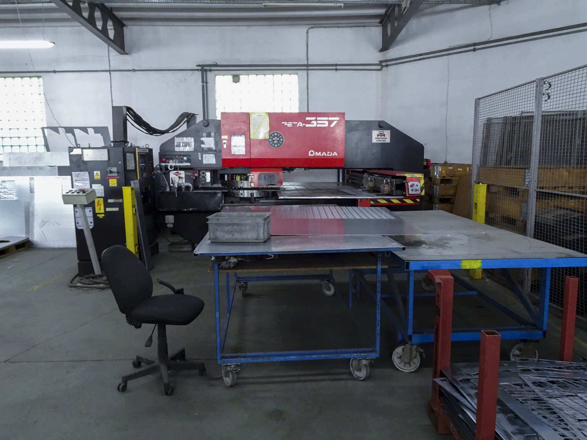 Makine AMADA - Önden görünüm PEGA 357