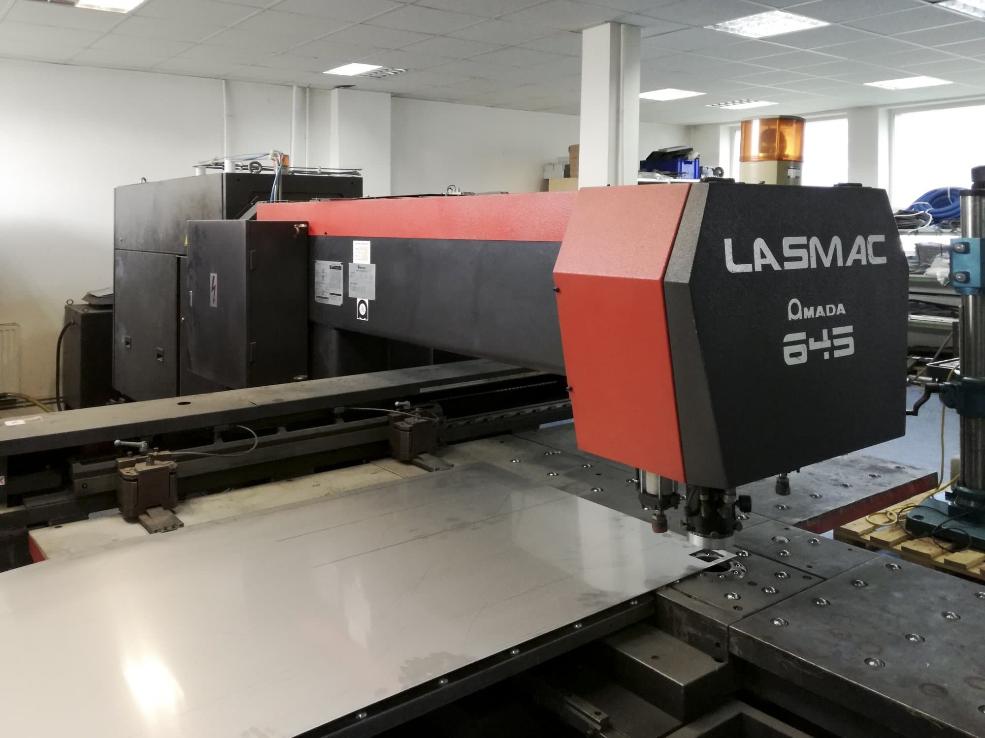 Makine AMADA - Sol görünüm LCE 645
