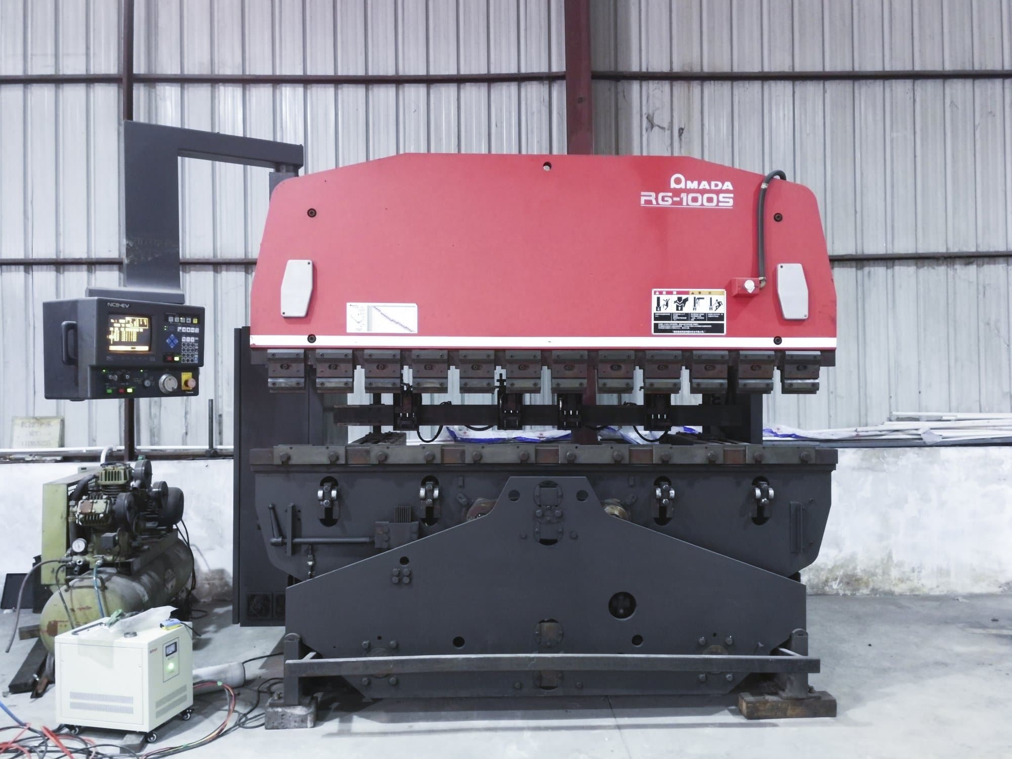 Makine AMADA - Önden görünüm RG-100S