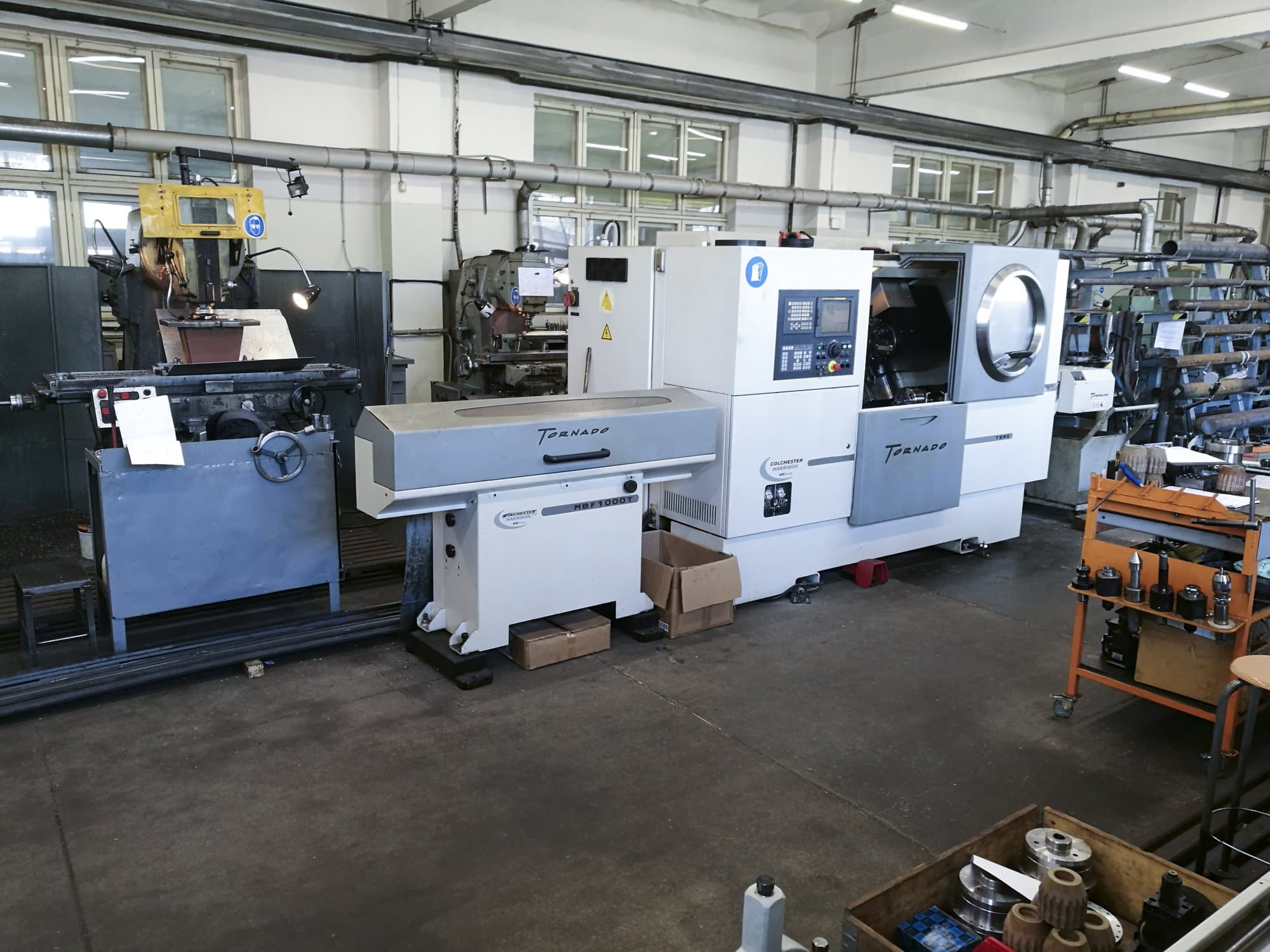 Makine  2 Colchester - Önden görünüm TORNADO T8MS