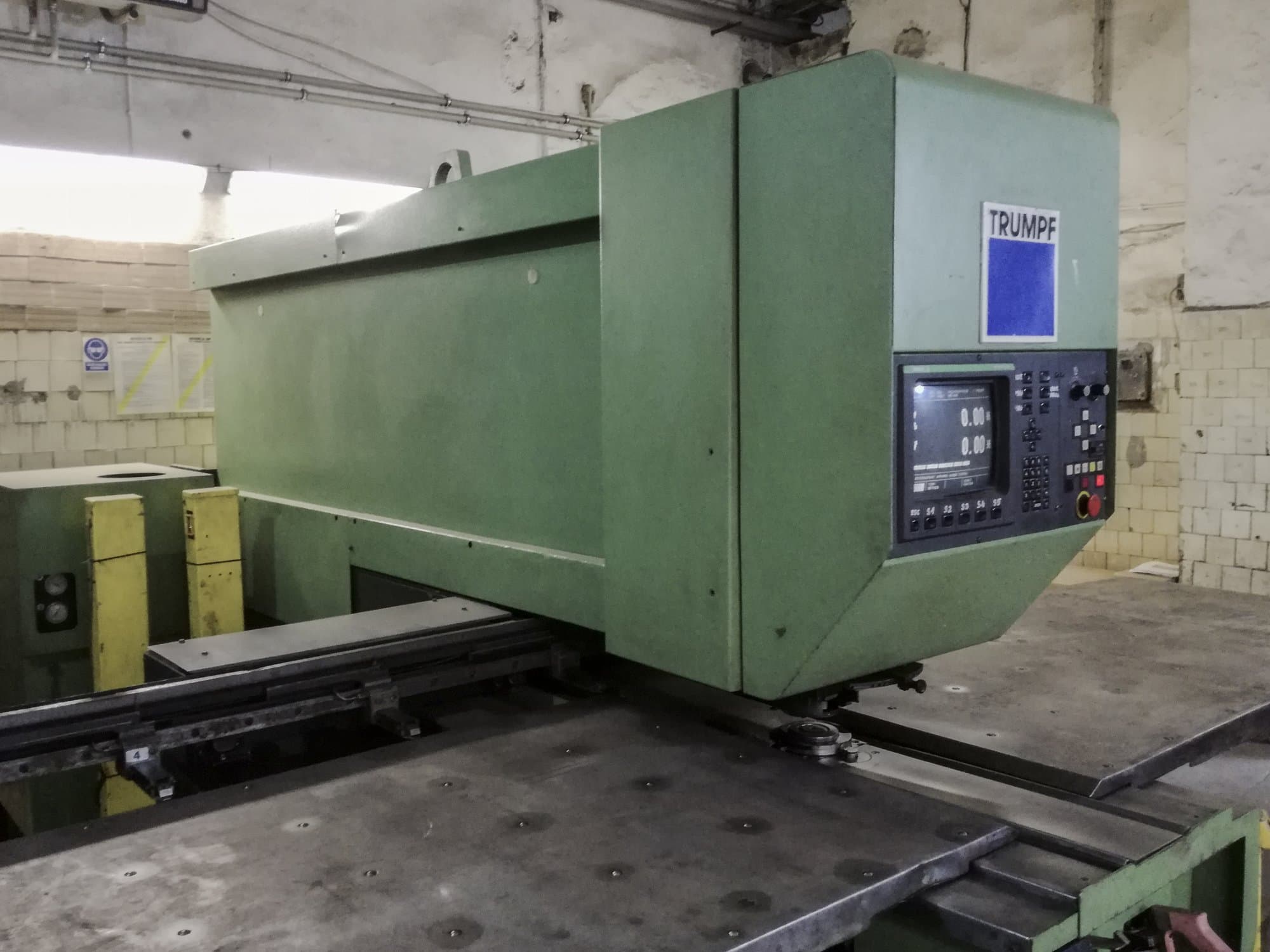 Makine 1 Trumpf - Sol görünüm Trumatic 235