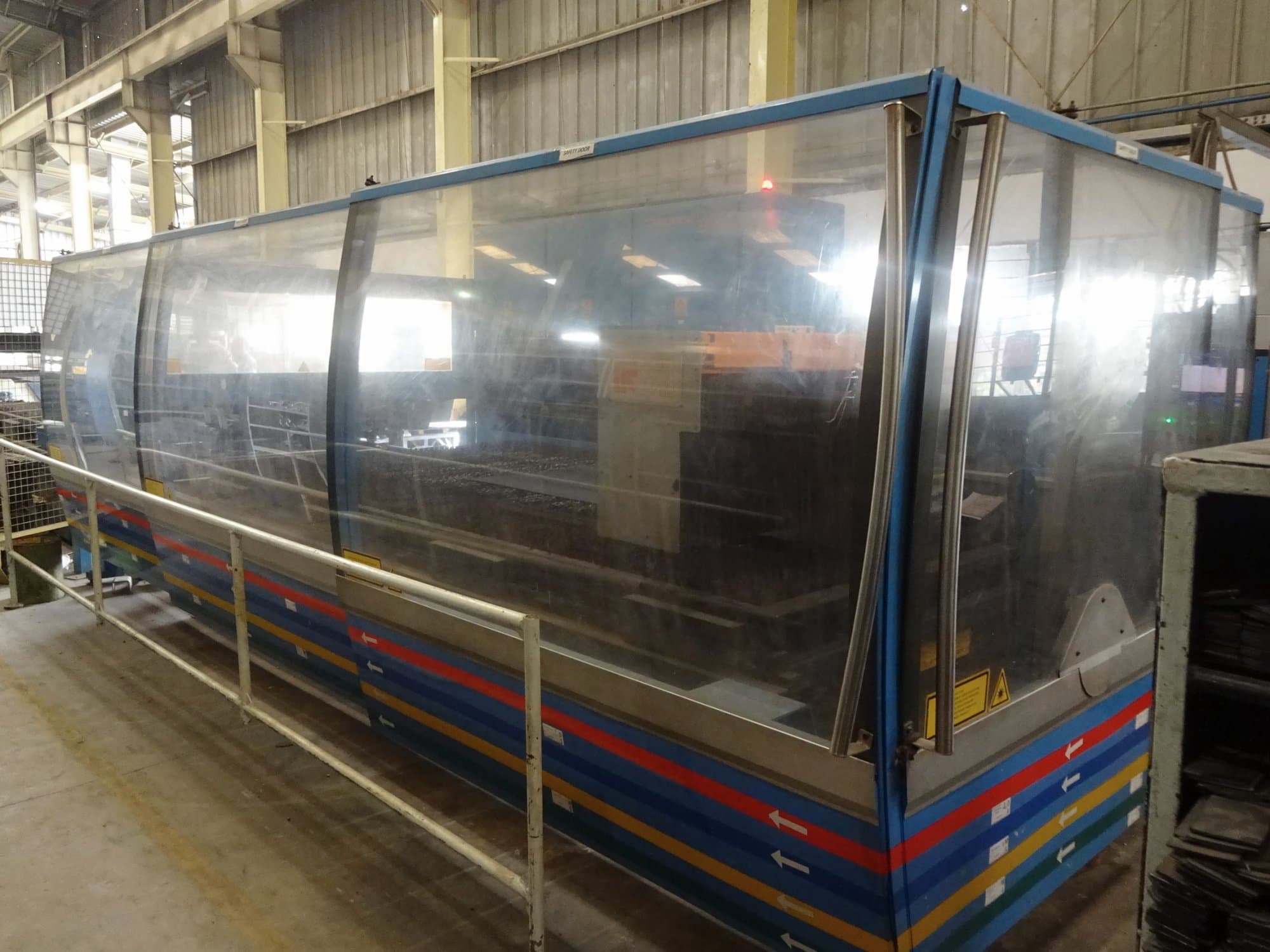 Makine Prima Power - Sağdan görünüm Platino 2040