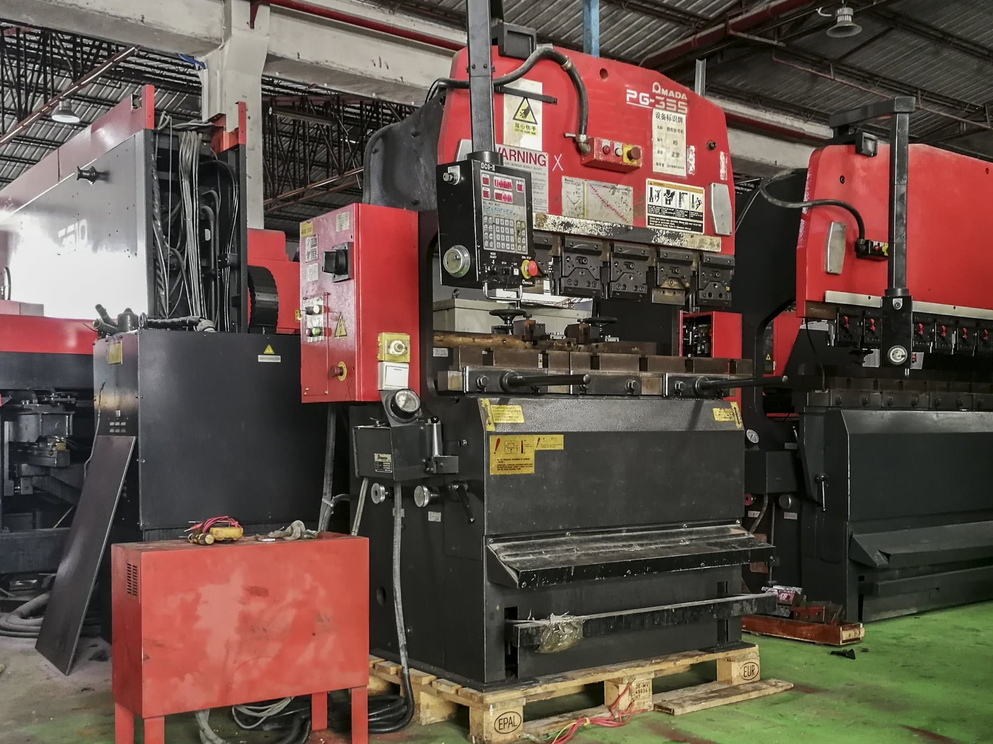 Makine AMADA - Sol görünüm RG-35S