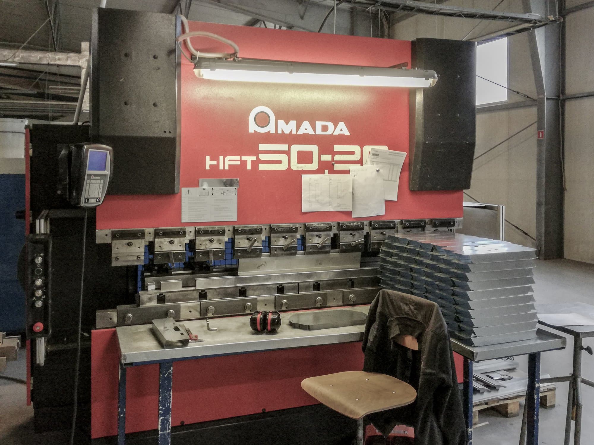 Makine AMADA - Önden görünüm HFT 50-20