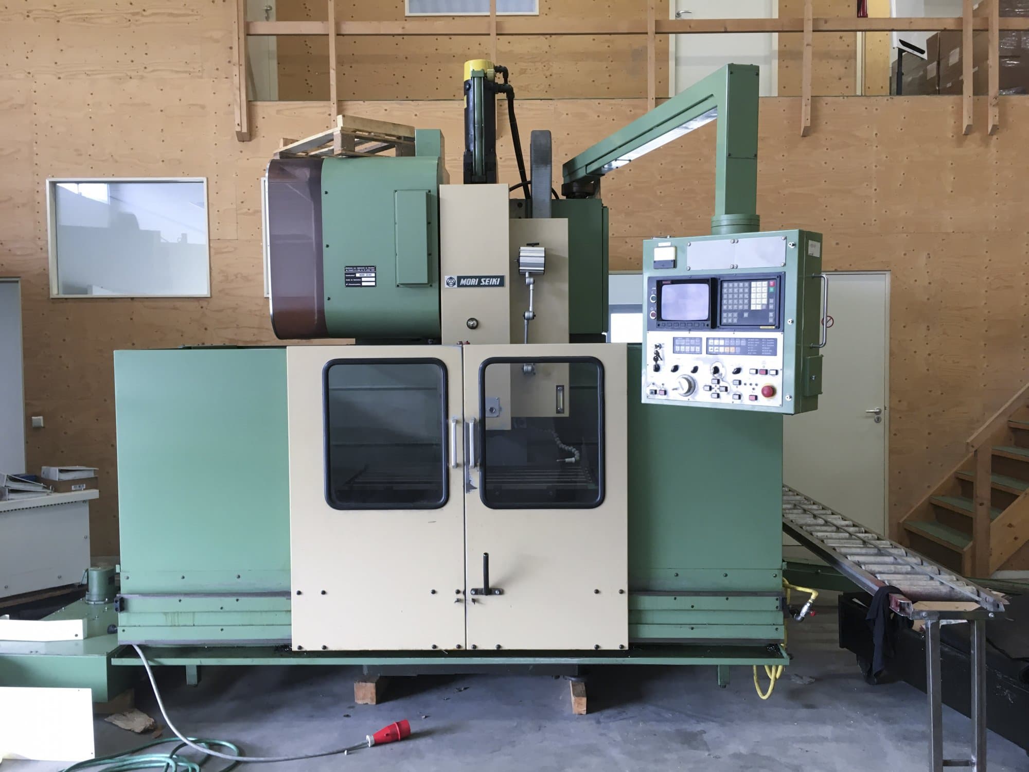 Makine  MORI SEIKI - Önden görünüm MV-45/40