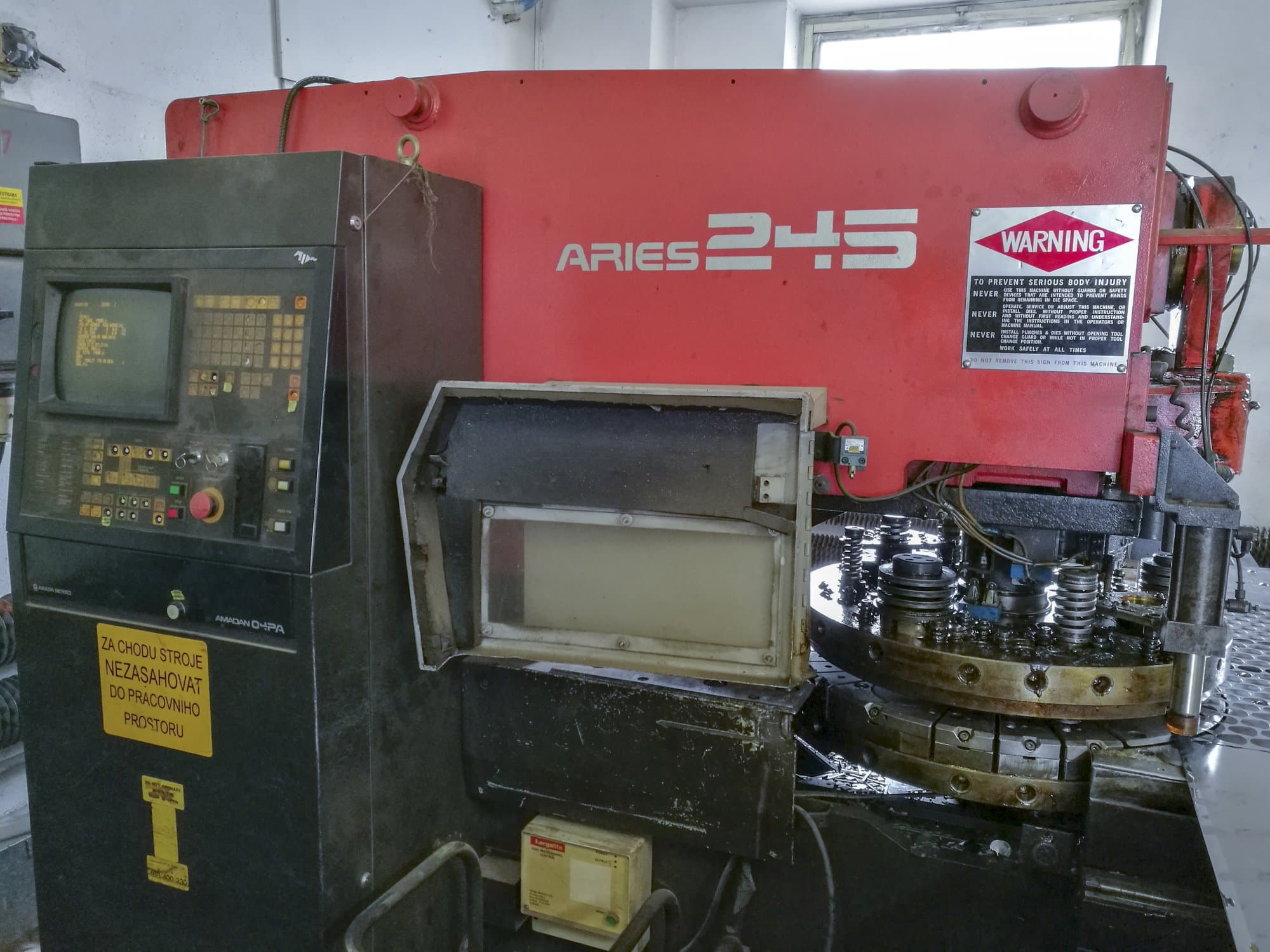 Makine AMADA - Önden görünüm ARIES 245