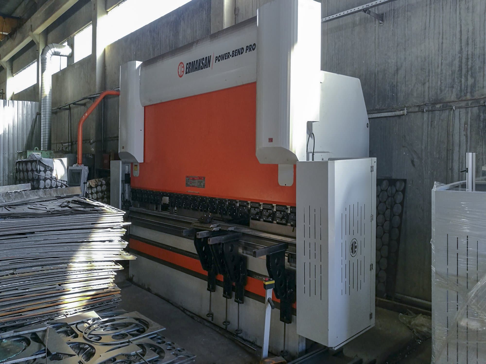Makine ERMAKSAN - Sağdan görünüm POWER-BEND PRO