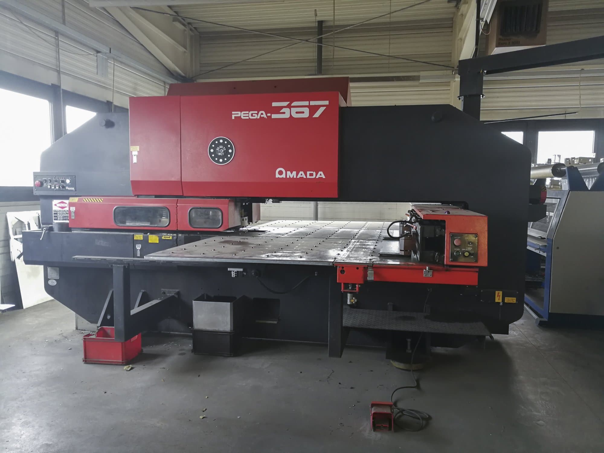 Makine AMADA - Önden görünüm PEGA 367