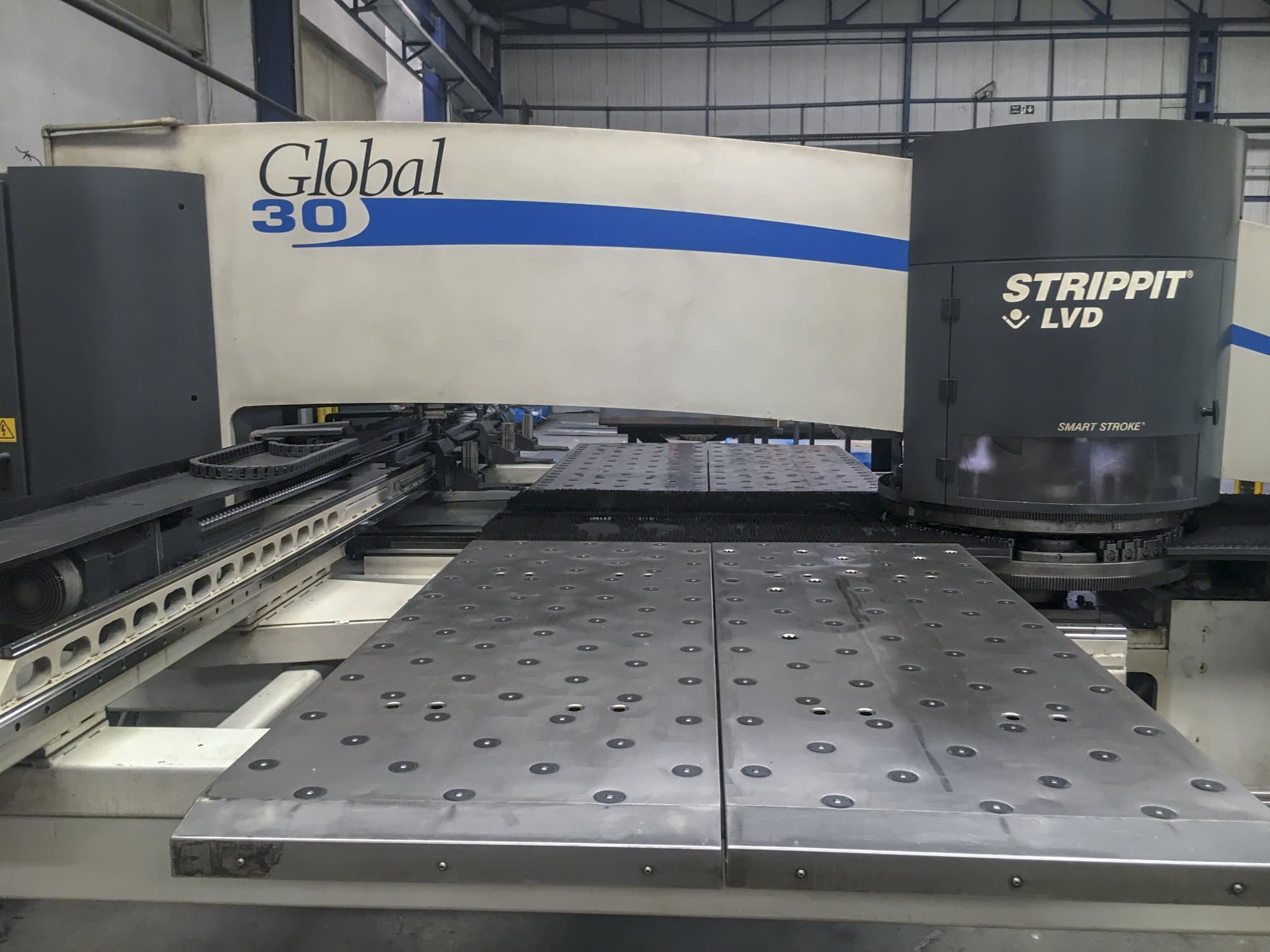 Makine LVD - Önden görünüm STRIPPIT Global 30 1525