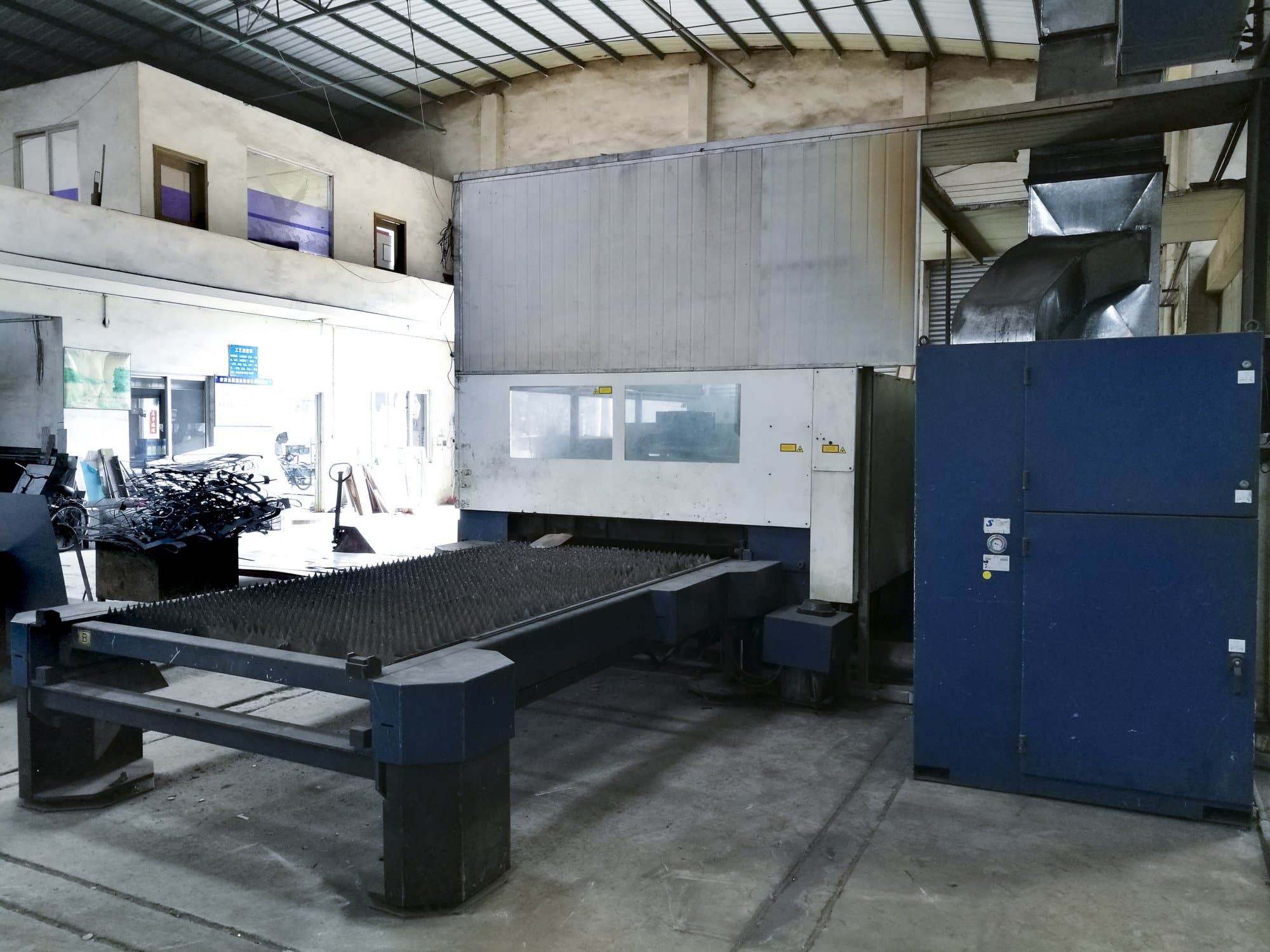 Makine 1 Trumpf - Sağdan görünüm TruLaser L3030