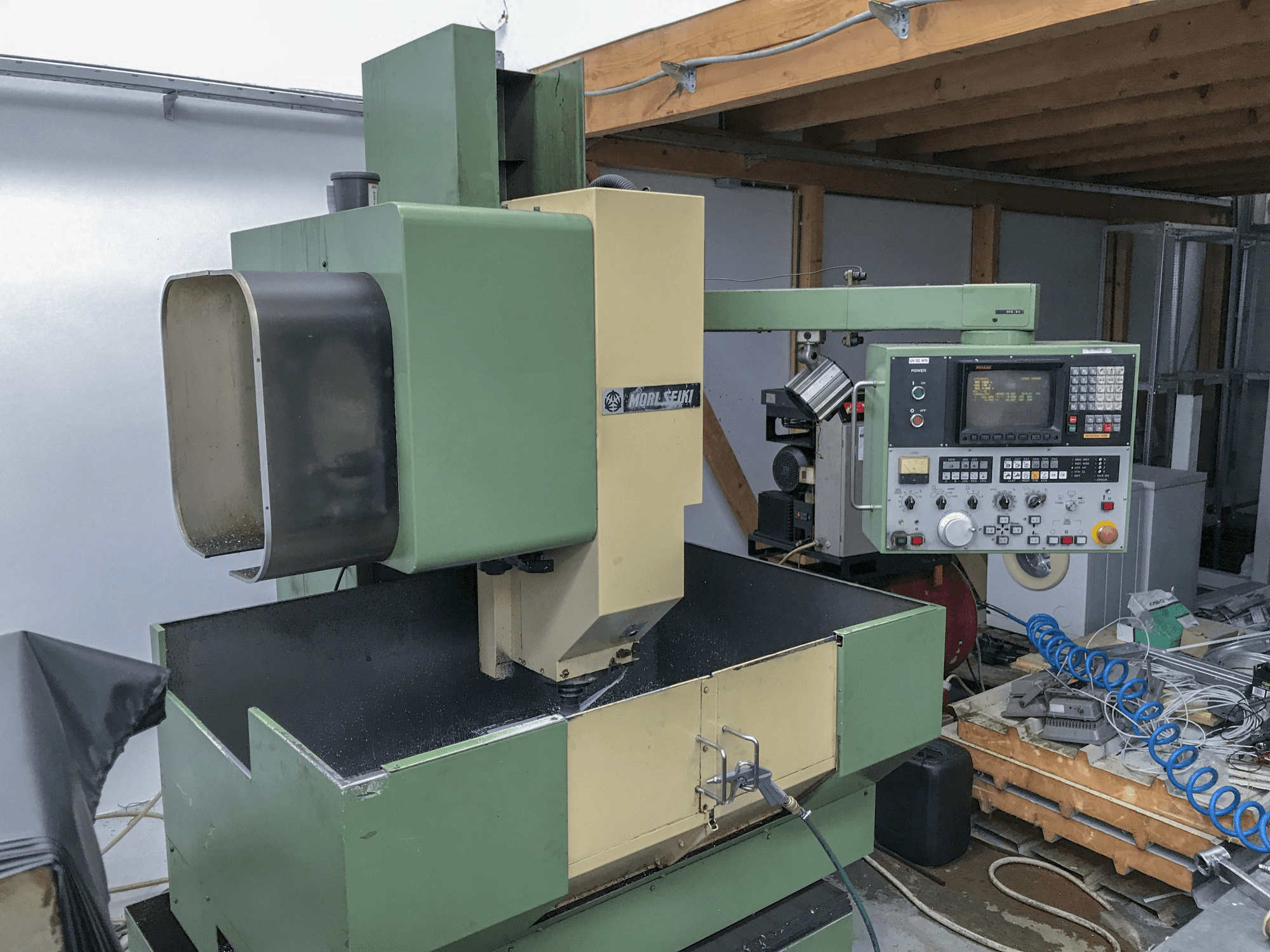Makine 1 MORI SEIKI - Sol görünüm MV-Junior