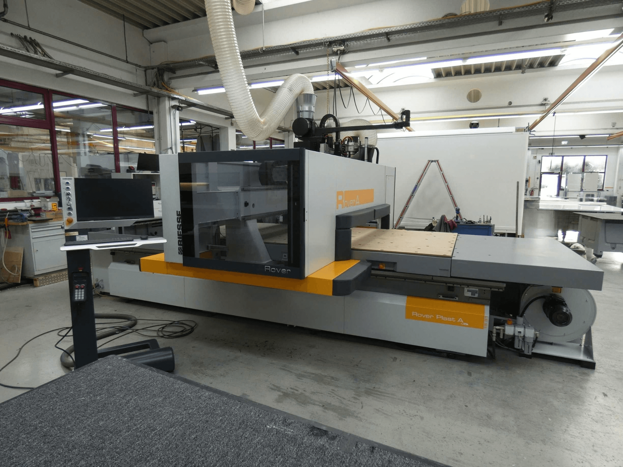 BIESSE ROVER PLAST A FT 1224 CNC ahşap işleme merkezinin önden görünümü; monitör ve kontrol paneli görülebilmektedir.
