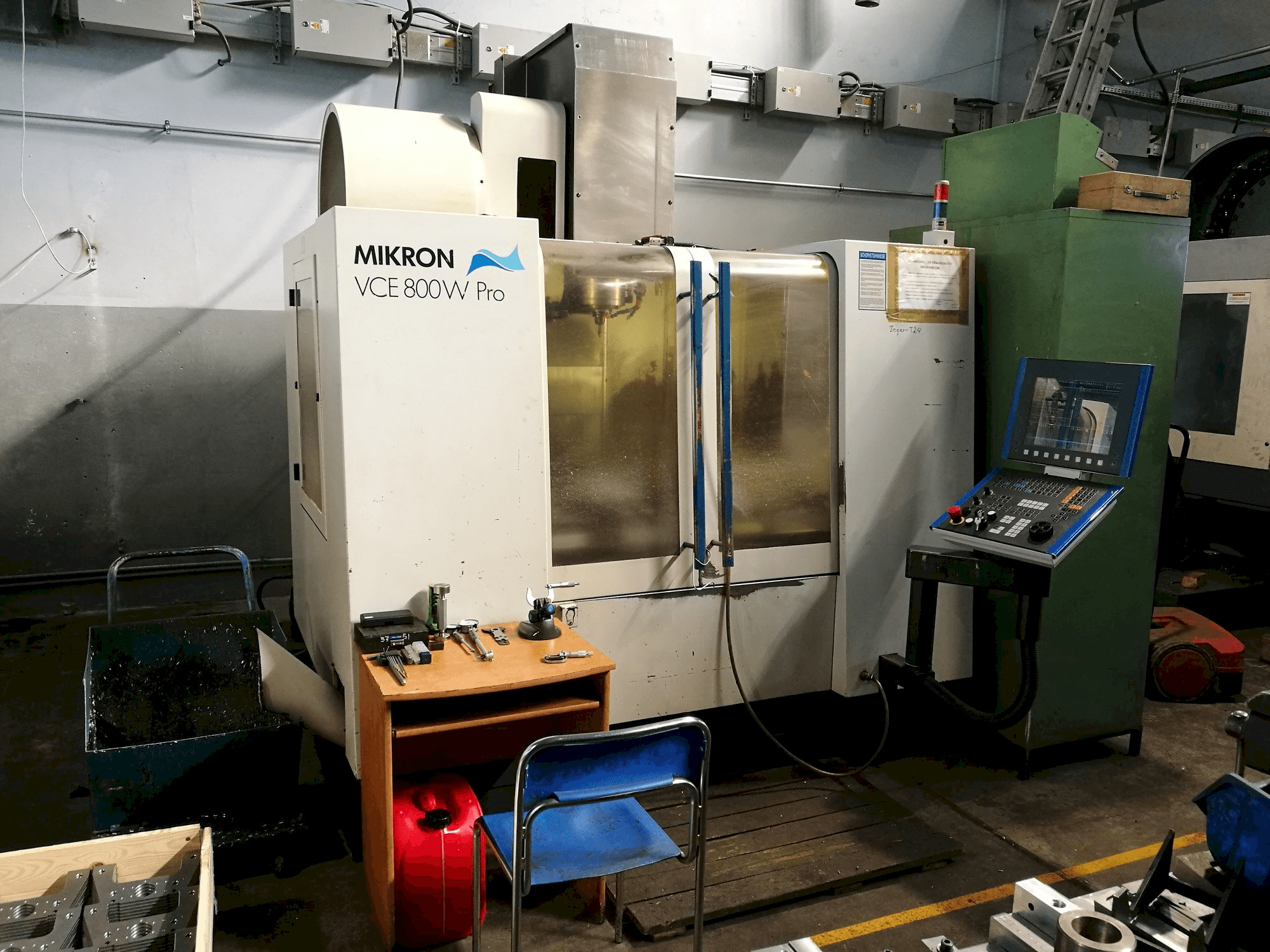 Makine MIKRON VCE 800W Pro - Önden görünüm