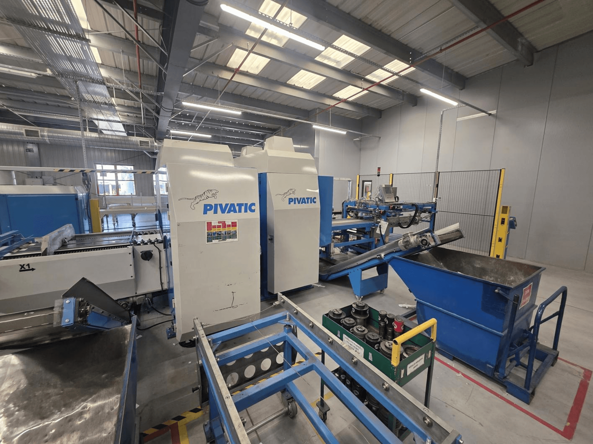 CNC Delme Makinesi Pivatic PCC80-e TT HT; çalışma düzenini, konveyörü ve atık haznesini gösteren önden görünüm.