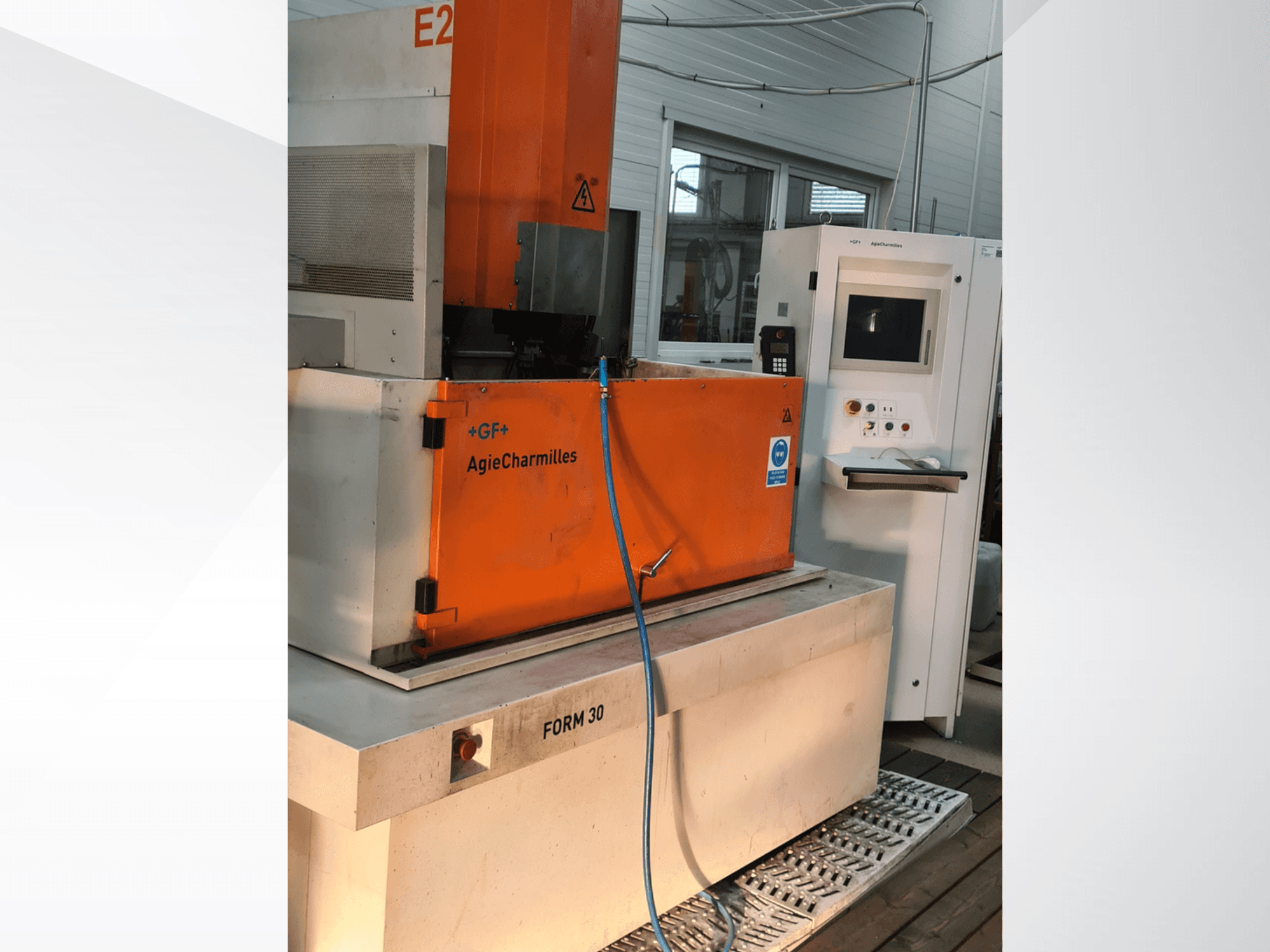 AgieCharmilles FORM 30 dalma elektro-aşındırma (EDM) makinesi, önden görünüm; turuncu kontrol dolabı ve su hortumu görülüyor.