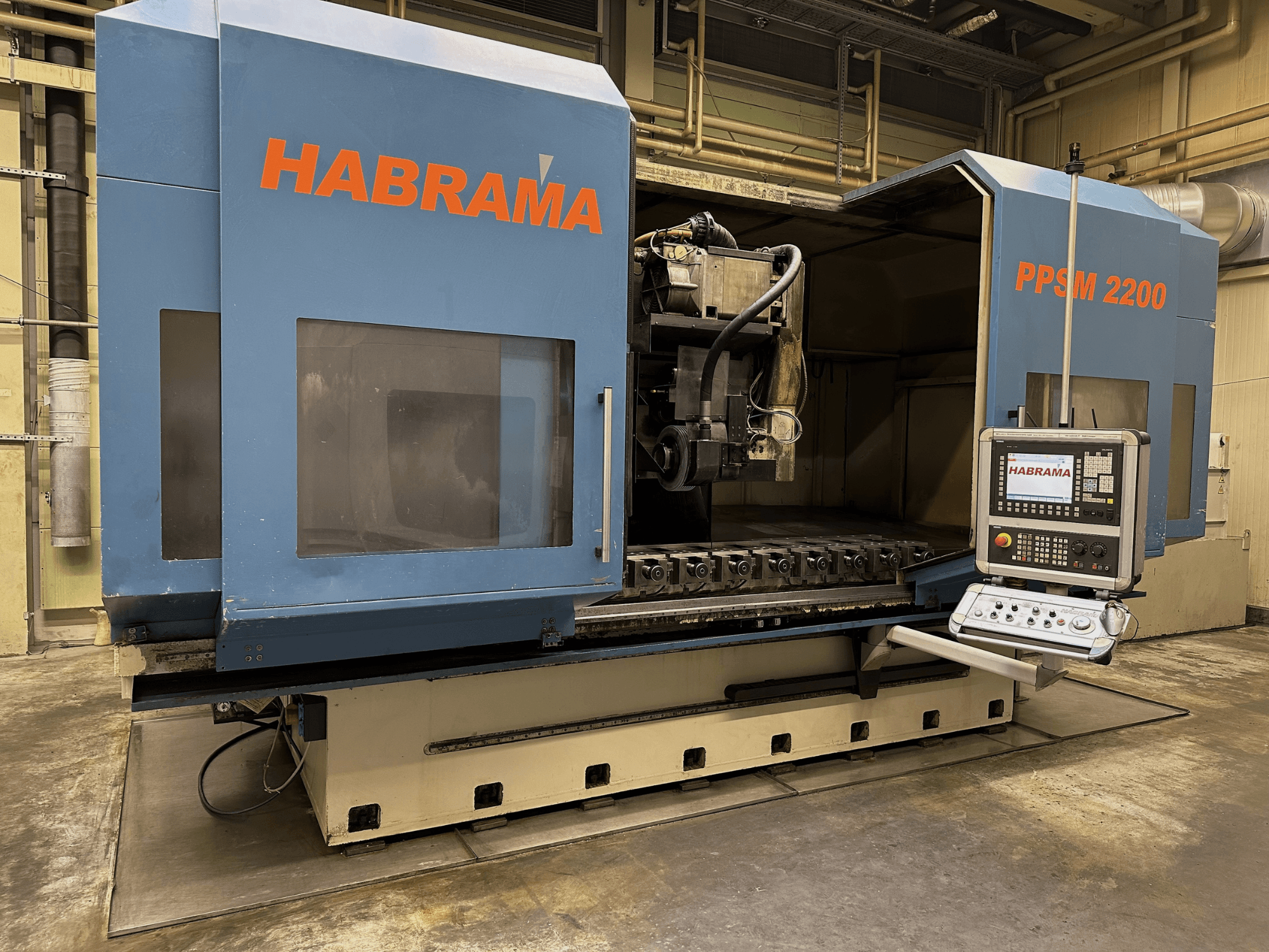 Habraman PPSM 2200 freze makinesi, önden görünüm, kontrol paneli ve çoklu sıkıştırma yuvalarına sahip görünür takım tutucu özellikleri.