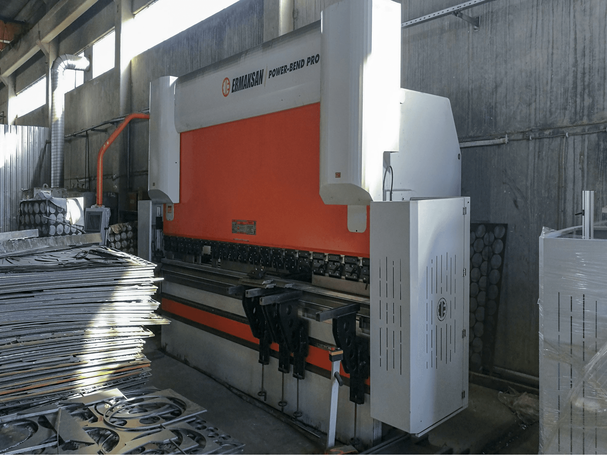 Makine ERMAKSAN - Sağdan görünüm POWER-BEND PRO