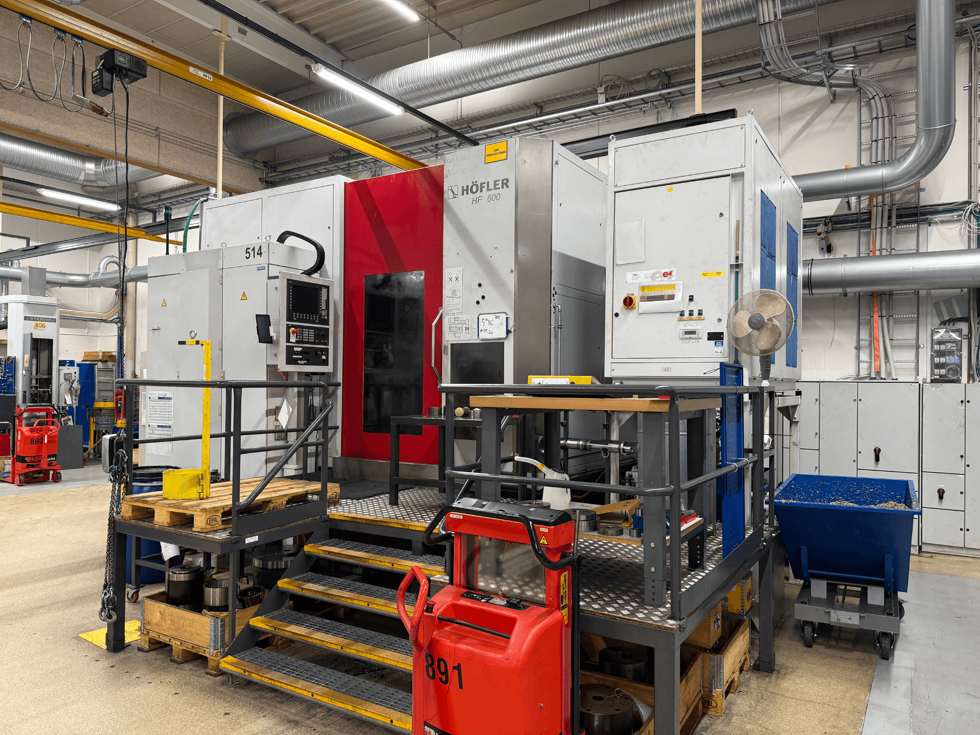 HOFLER HF 600 takım tezgahı, yandan görünüm, kontrol panelini, sarı güvenlik bariyerini ve çevredeki atölye ortamını gösterir.