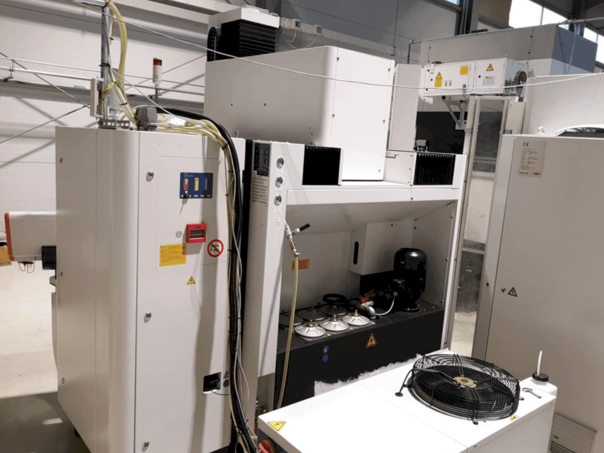 Makine AgieCharmilles FORM P 600 - Önden görünüm