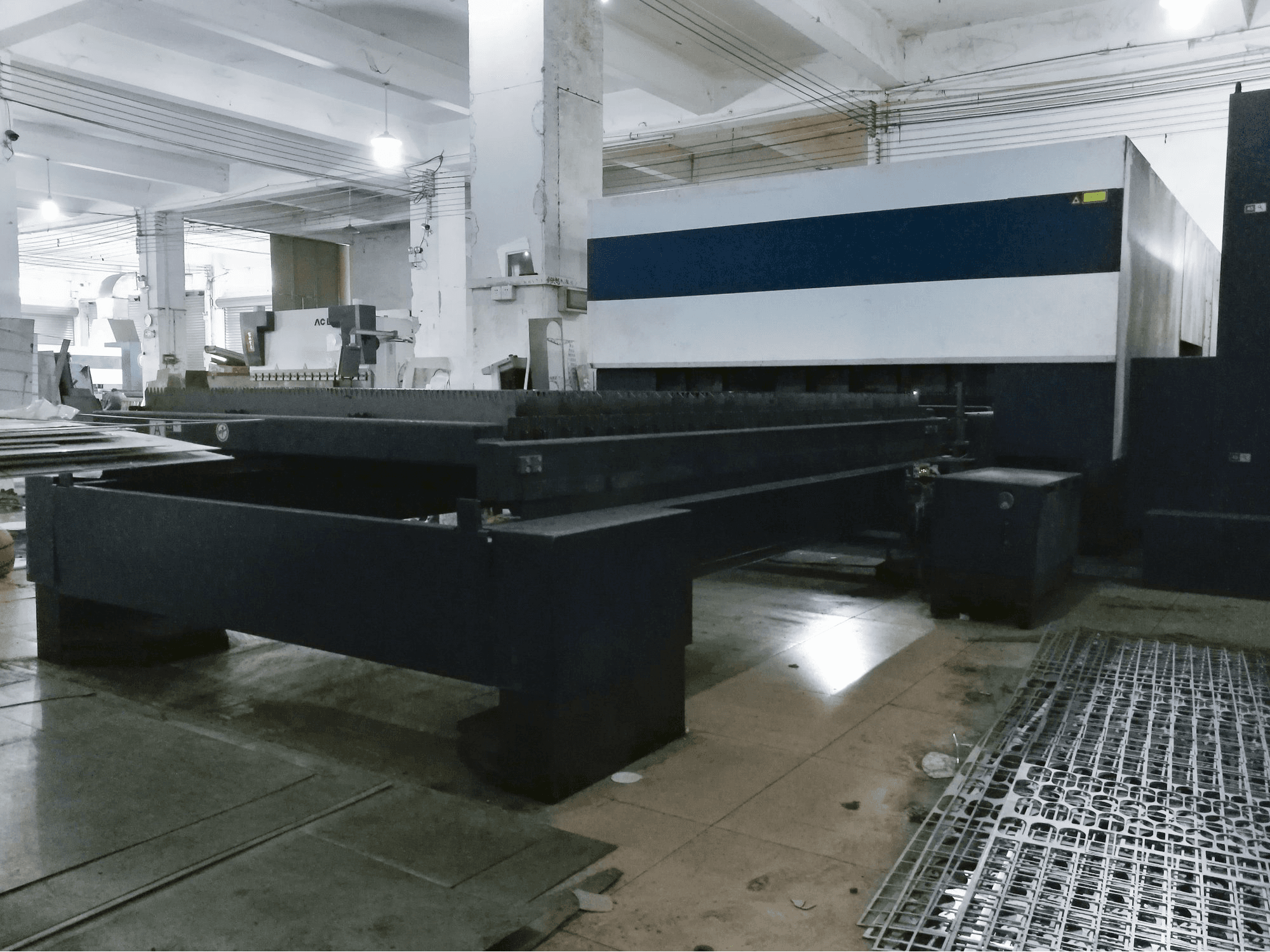 Makine 1 Trumpf - Sağdan görünüm TruLaser 3030