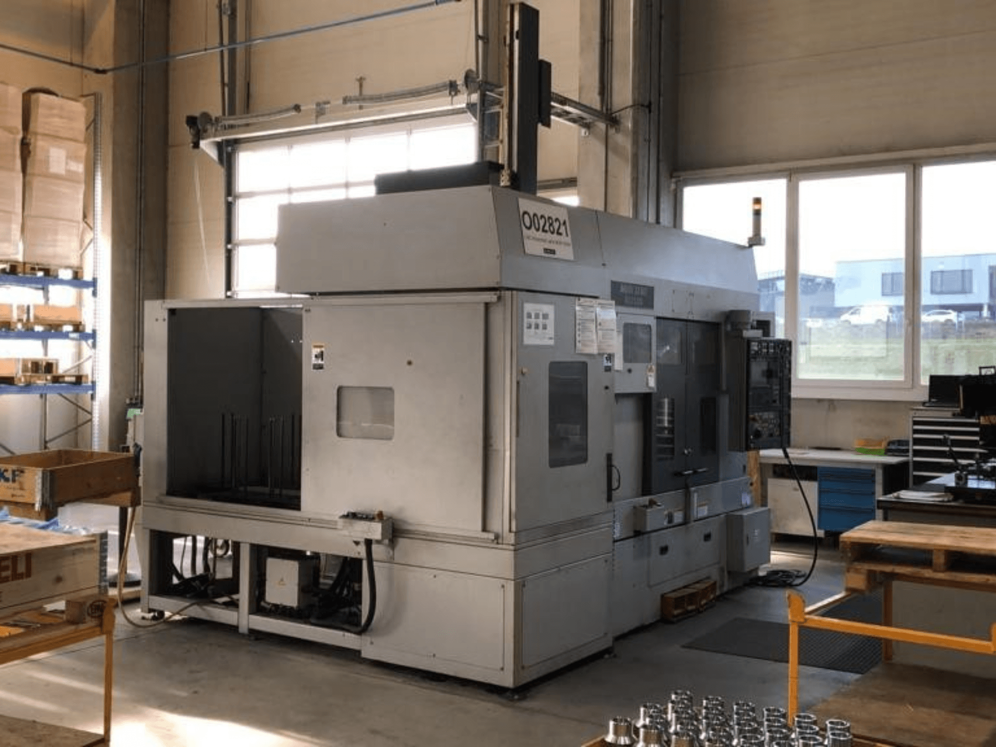 Bir atölyede MORI SEIKI RL2500 çok milli torna makinesi, önden görünüm ve takımların bulunduğu üretim alanı.
