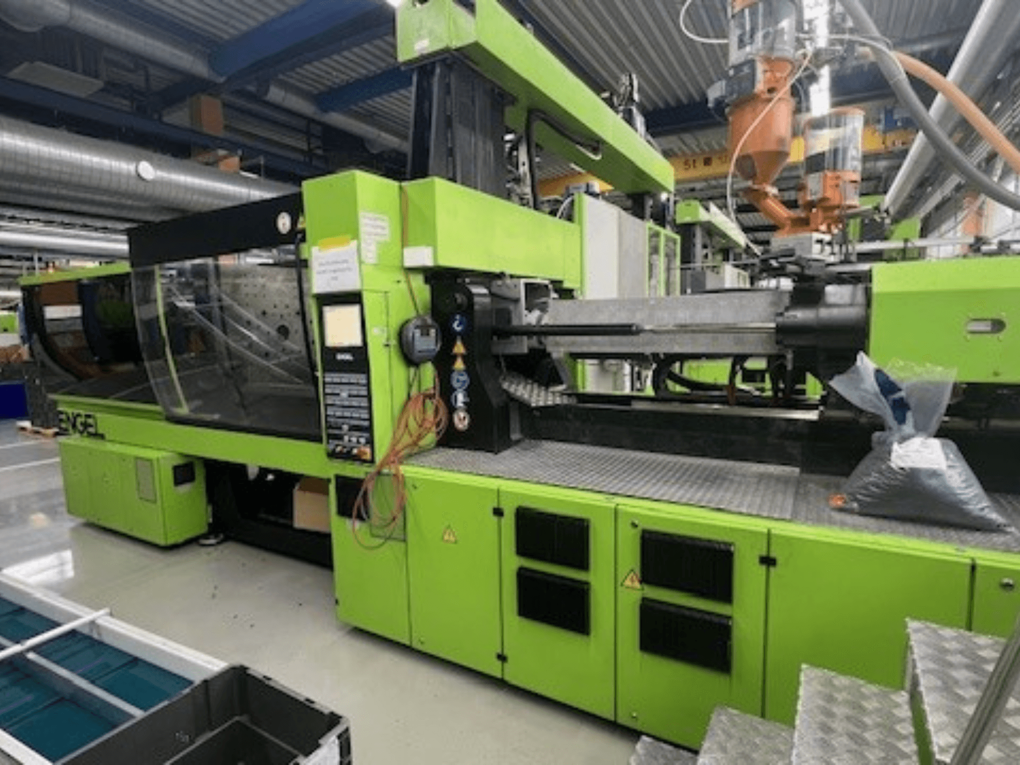 Engel Victory VC1800/300 P hidrolik enjeksiyon kalıplama makinesi, yeşil dış yüzey, kontrol paneli ve çalışma alanı görünür şekilde önden görünüm.