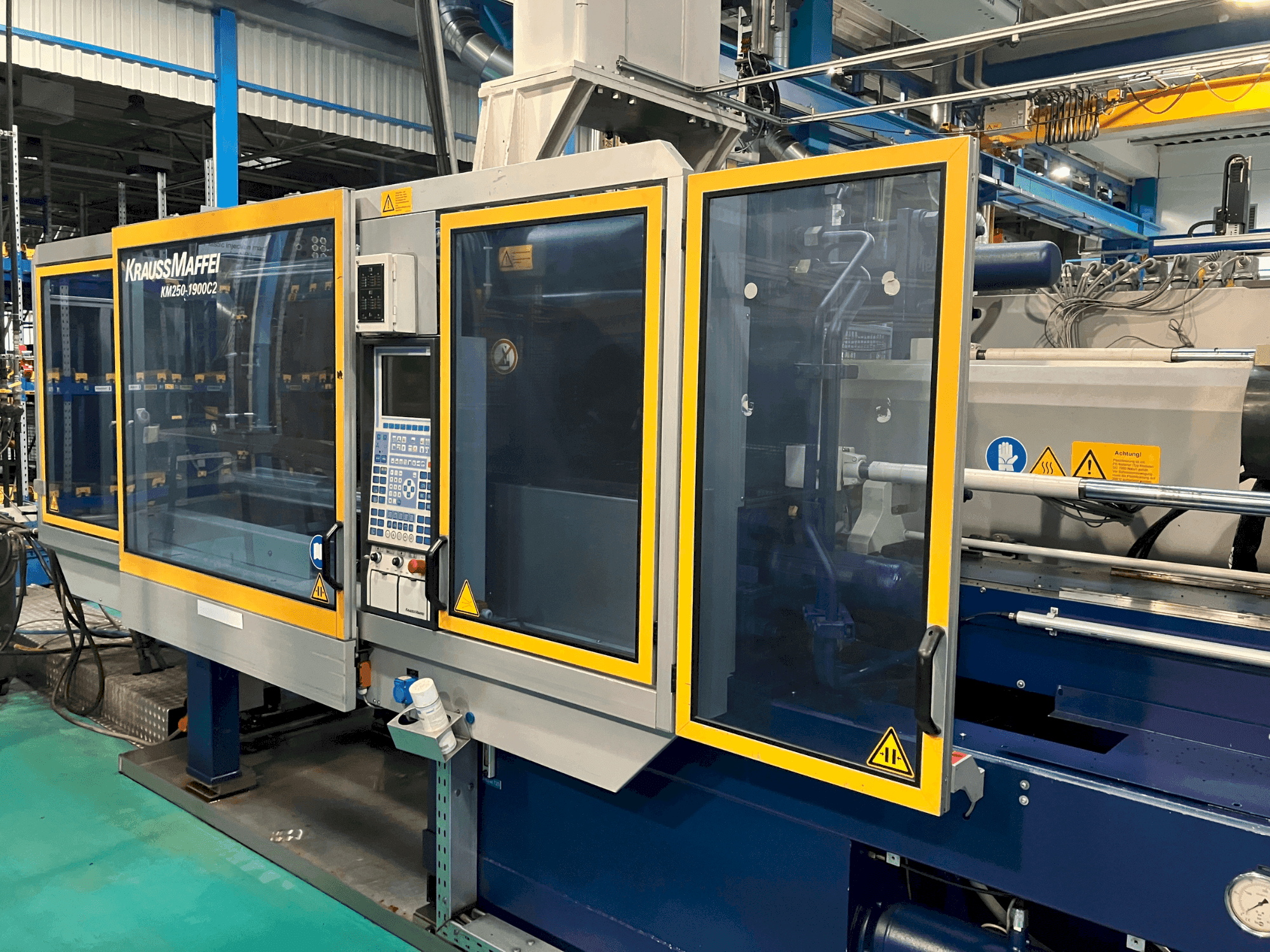 Makine Krauss Maffei 250-1900 C2 (2005) - Önden görünüm