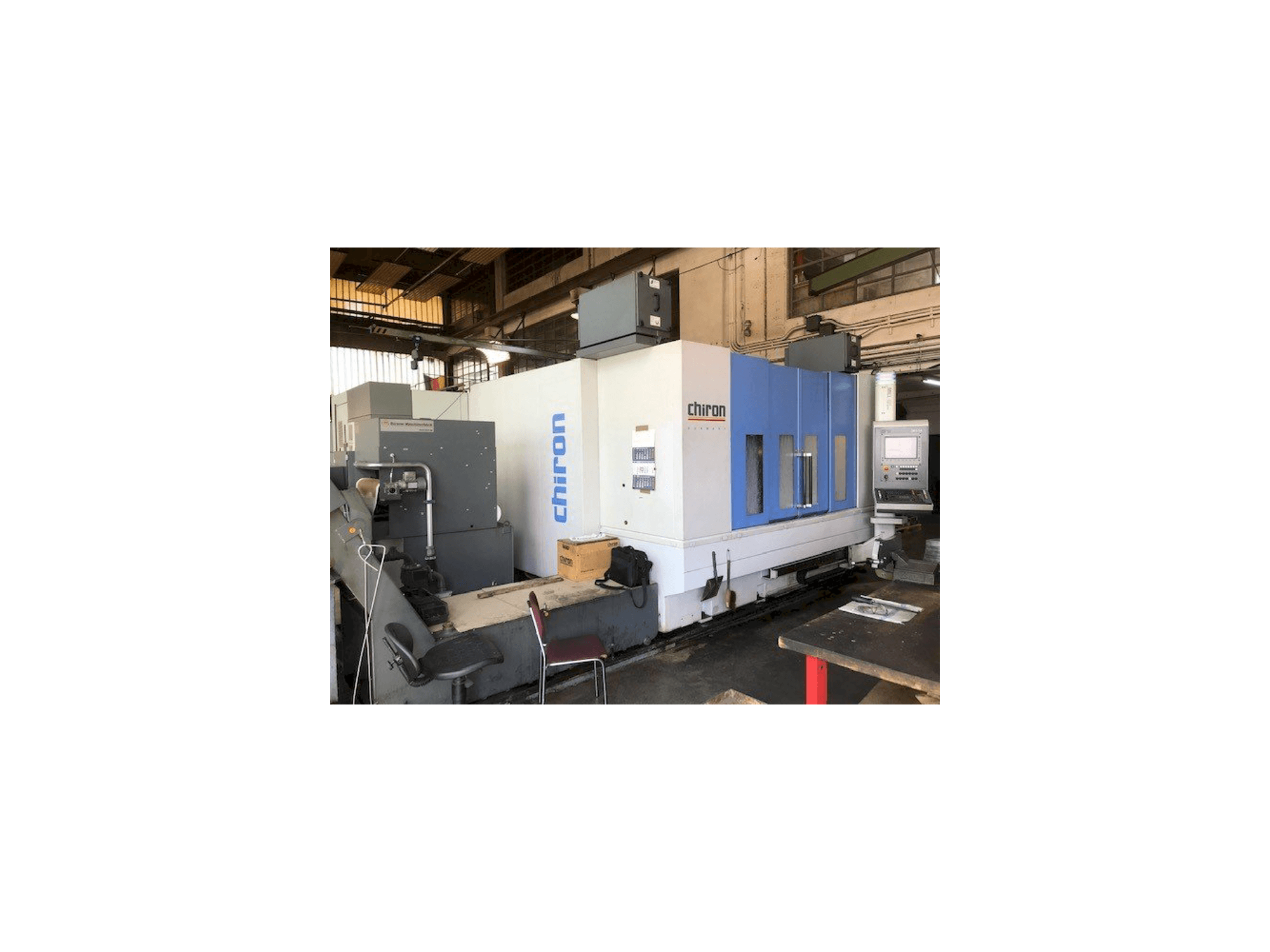 Makine CHIRON Mill 2000 - Önden görünüm