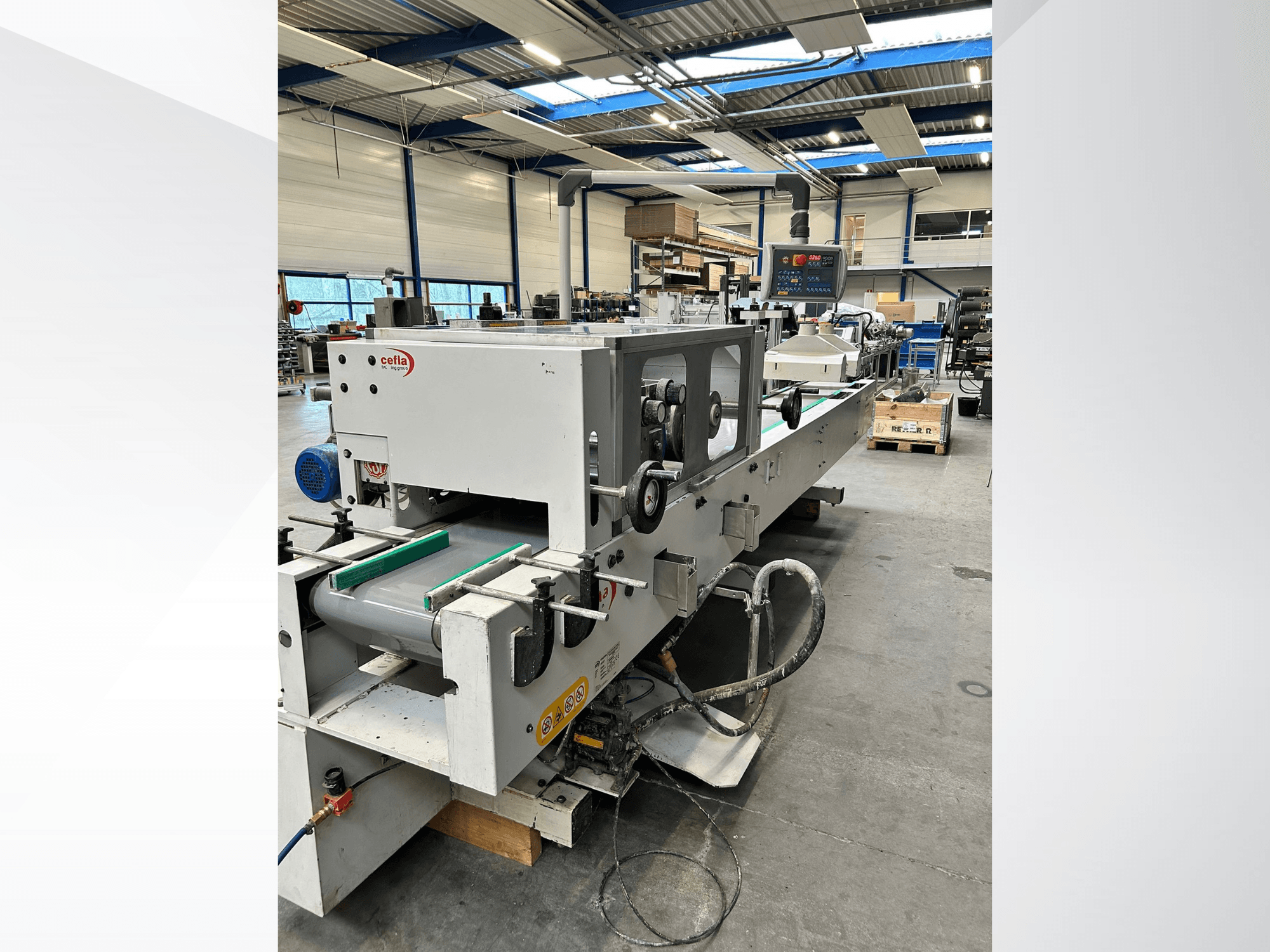CEFLA Smartparquet MRF-2VS/300 ahşap işleme makinesinin önden görünümü; kontrol paneli ve yeşil makaralı konveyör görülebilir.