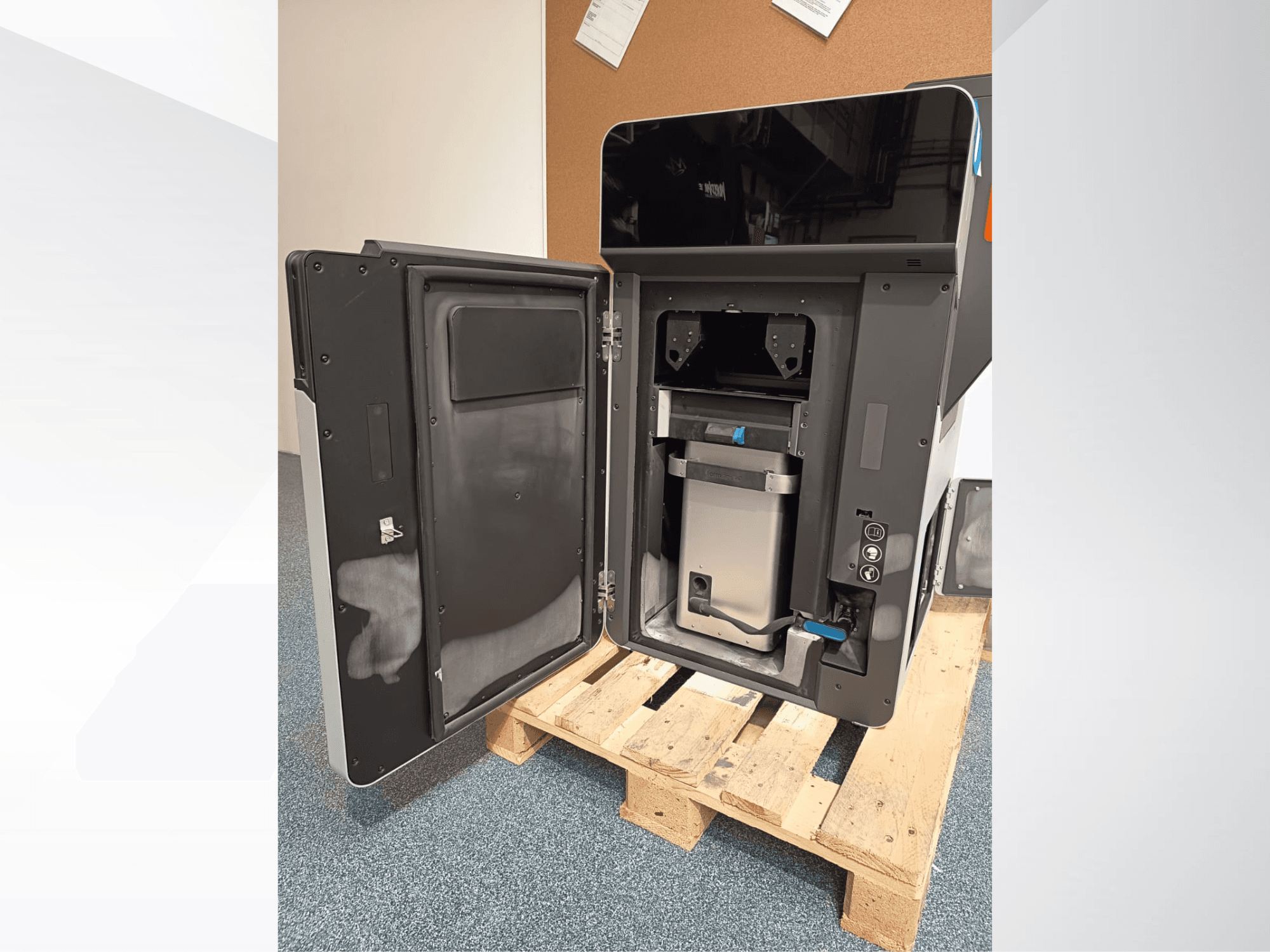 FORMLABS Fuse 1 plastik 3D yazıcı, iç bileşenleri ve kontrol panelini ortaya çıkaran açık kapaklı yandan görünüm.