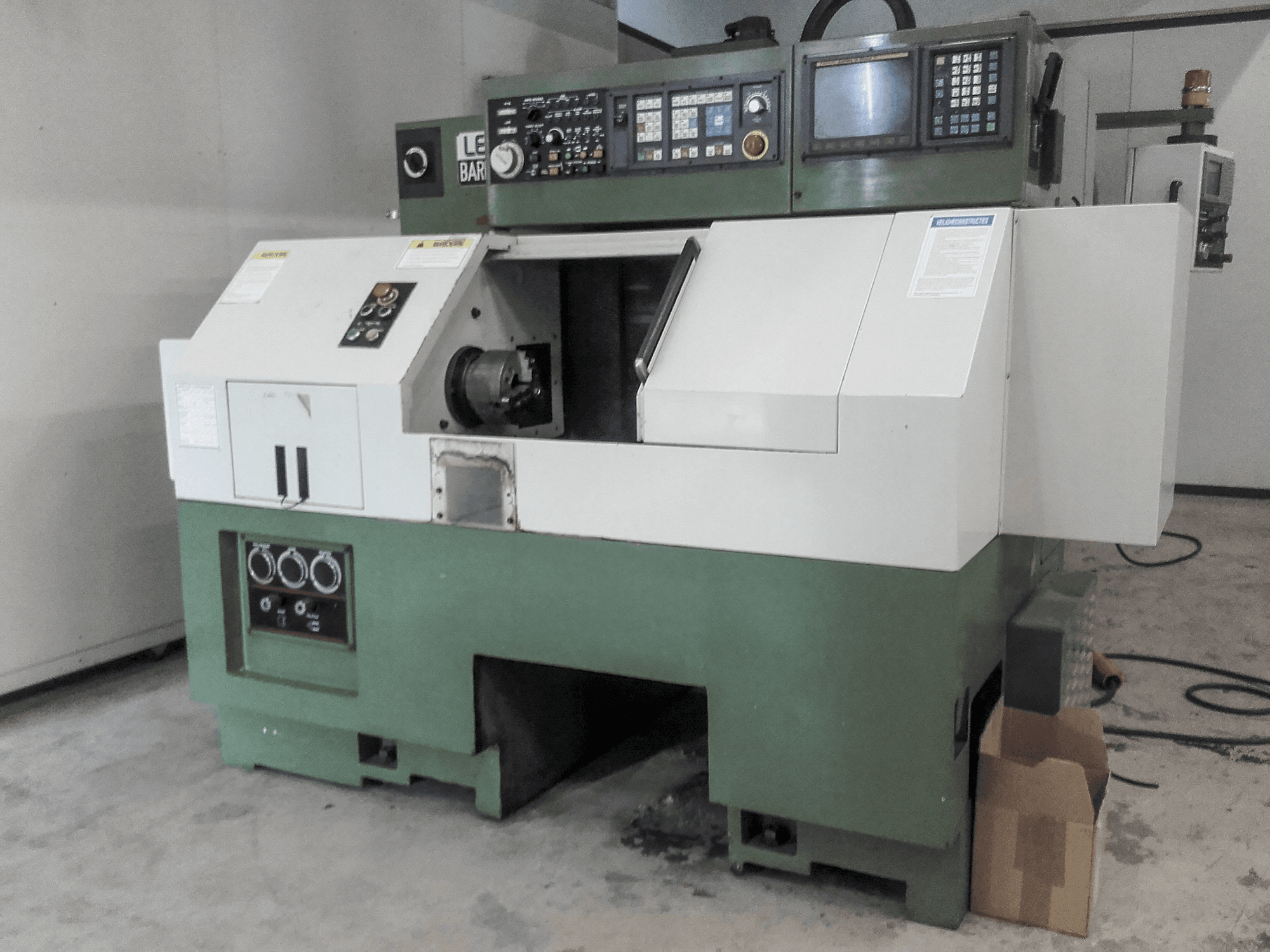 Makine Leadwell - Sol görünüm Barmaster 40