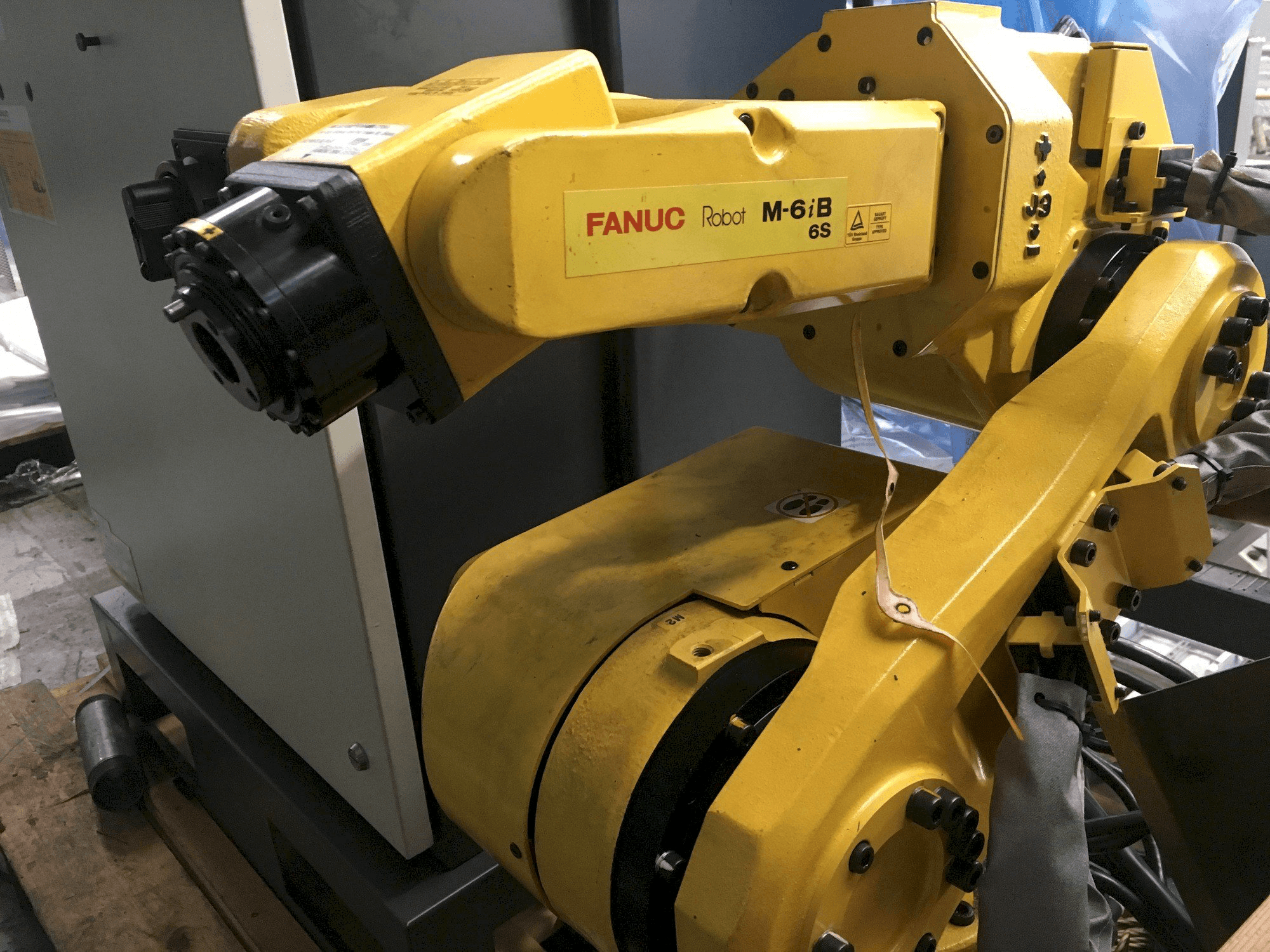 Makine FANUC M-6iB 6S - Önden görünüm