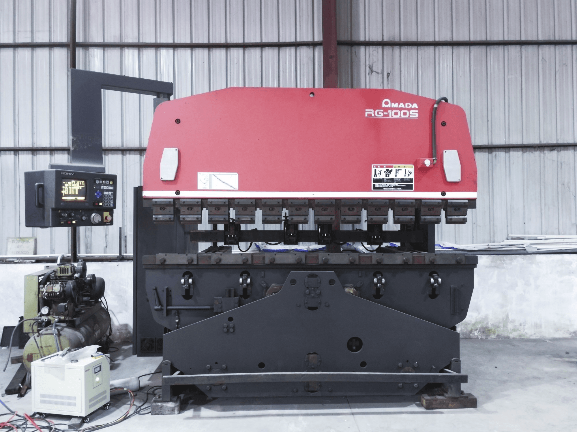 Makine AMADA - Önden görünüm RG-100S