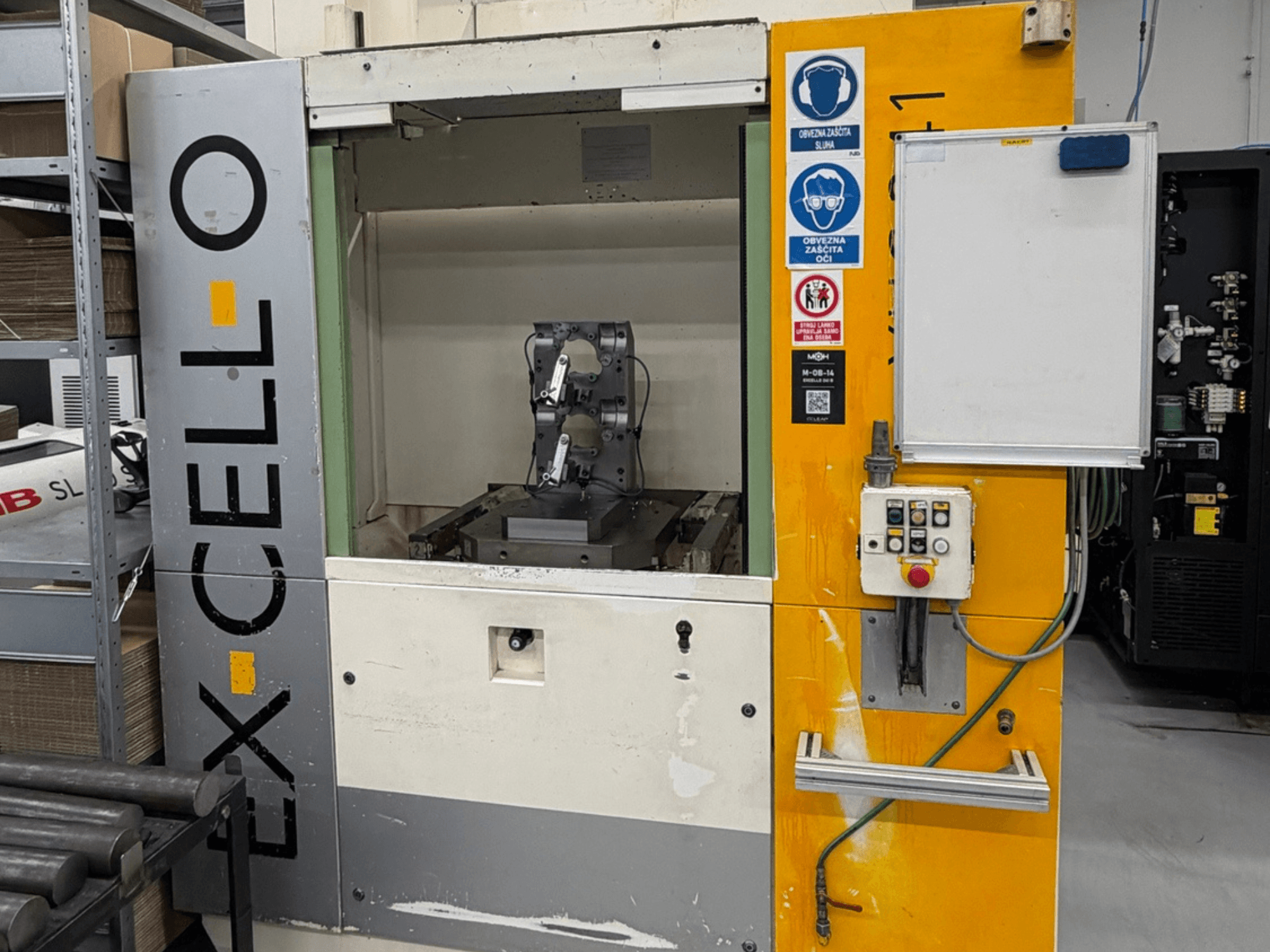 EXCELLO XHC 241 M/3 Yatay İşleme Merkezinin önden görünümü, görünür kontrol paneli ve makine içi.