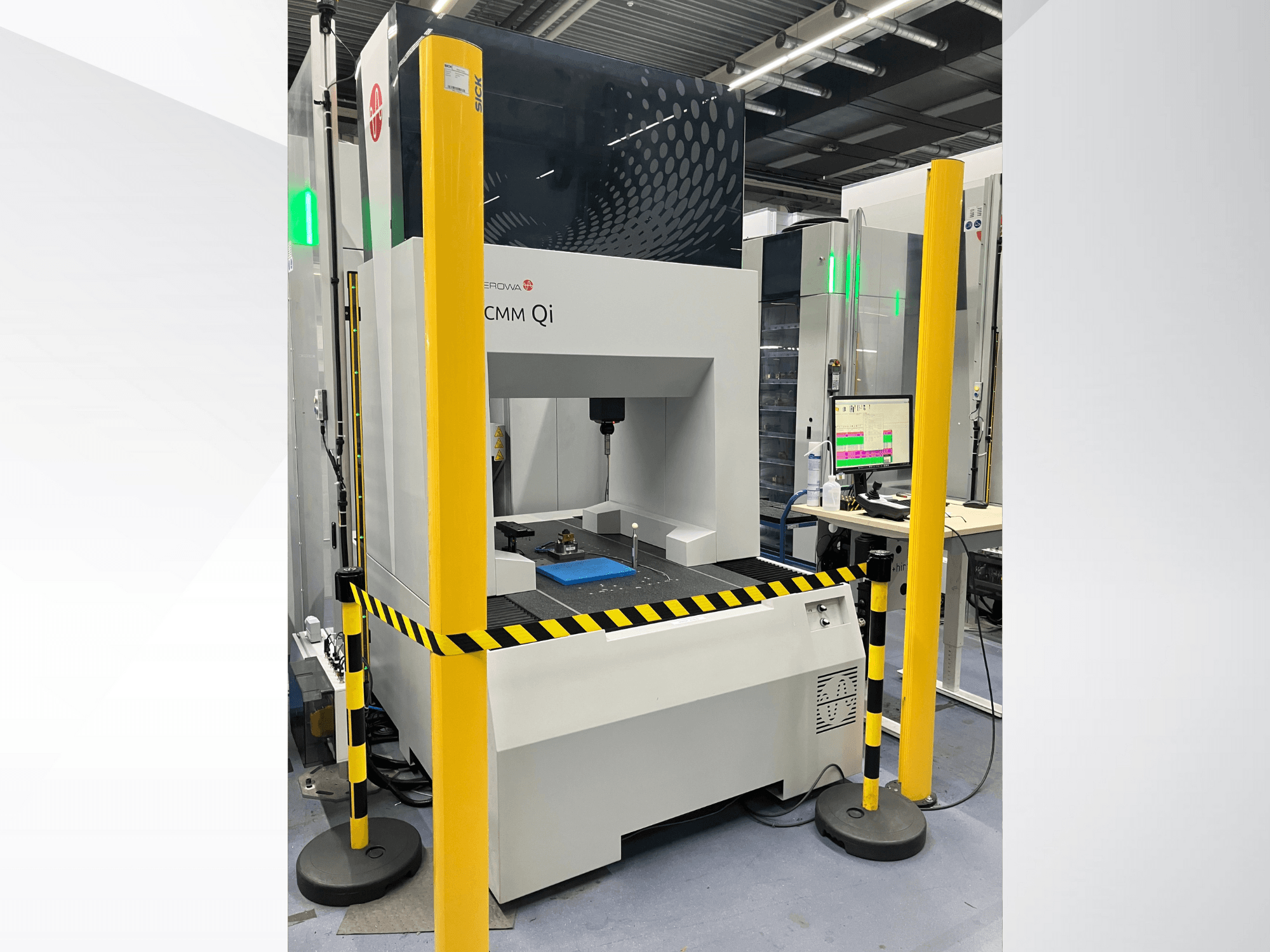Aerovent CMM Qi koordinat ölçüm cihazı, güvenlik bariyerleri ve ölçüm verilerini gösteren monitör ile önden görünüm.