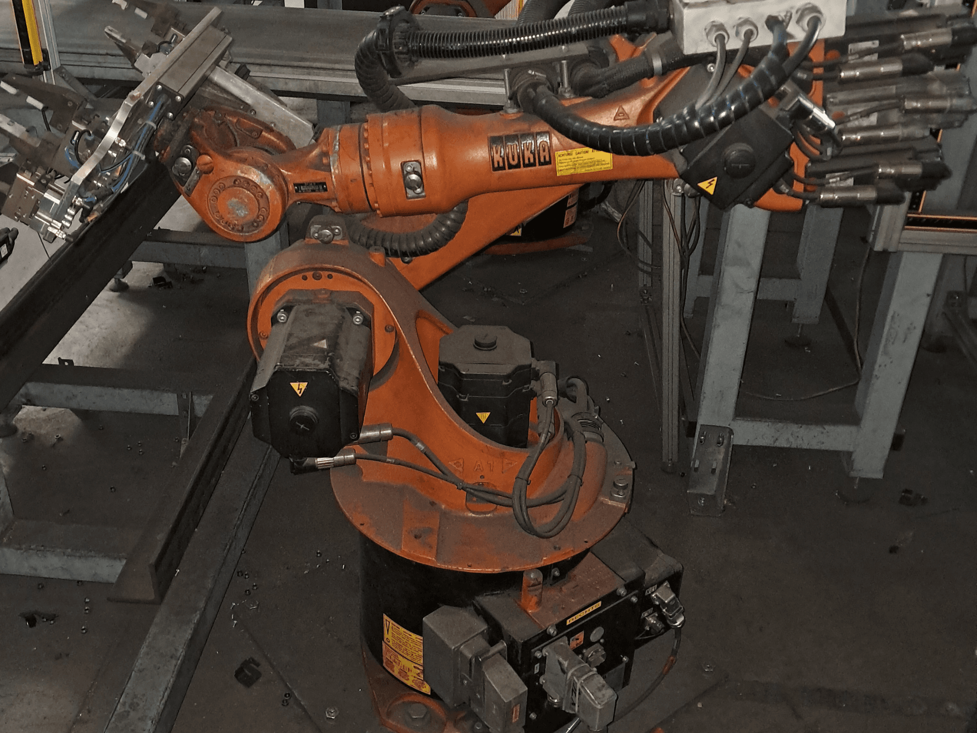KUKA KR 16-2 robot kolunun üstten görünümü; turuncu gövdesi, motoru ve mekanik bileşenleri gösterilmektedir.