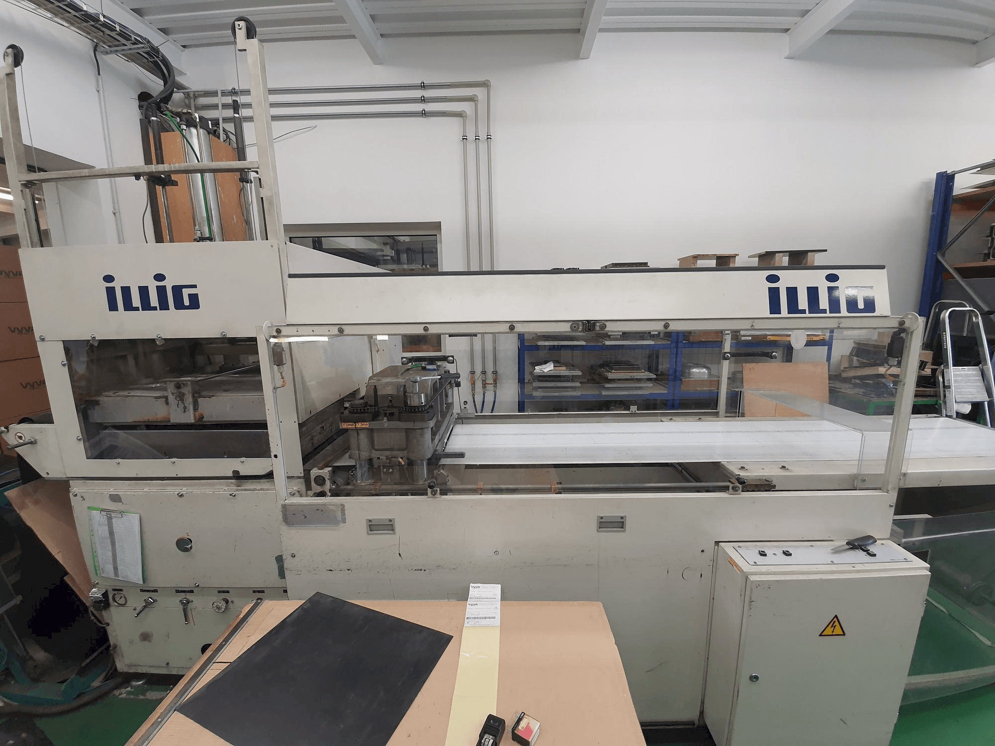Makine ILLIG SB 74E-9 - Önden görünüm