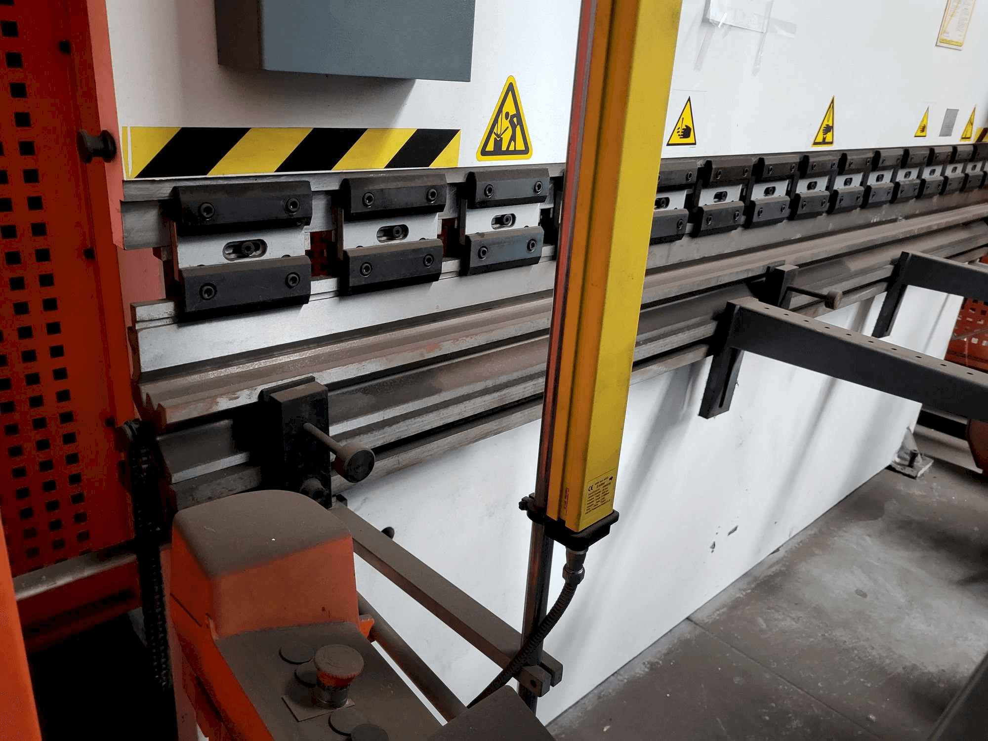Makine YSD PPT/135/30 NC - Sol taraftaki görüntü