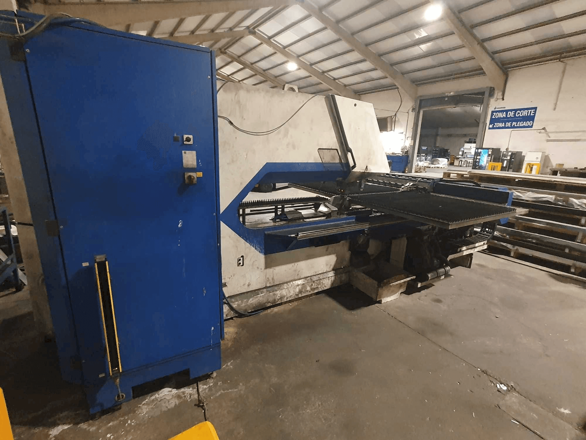 Makine TRUMPF Trumatic 2000R - Önden görünüm